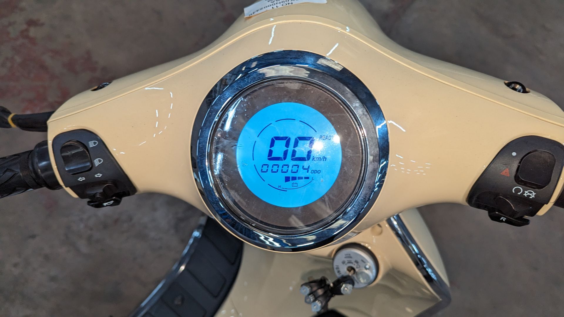 Model 30 Roma Electric Moped: Delivery Miles (no more than 4 recorded km on the odometer), cream/bei - Image 11 of 16