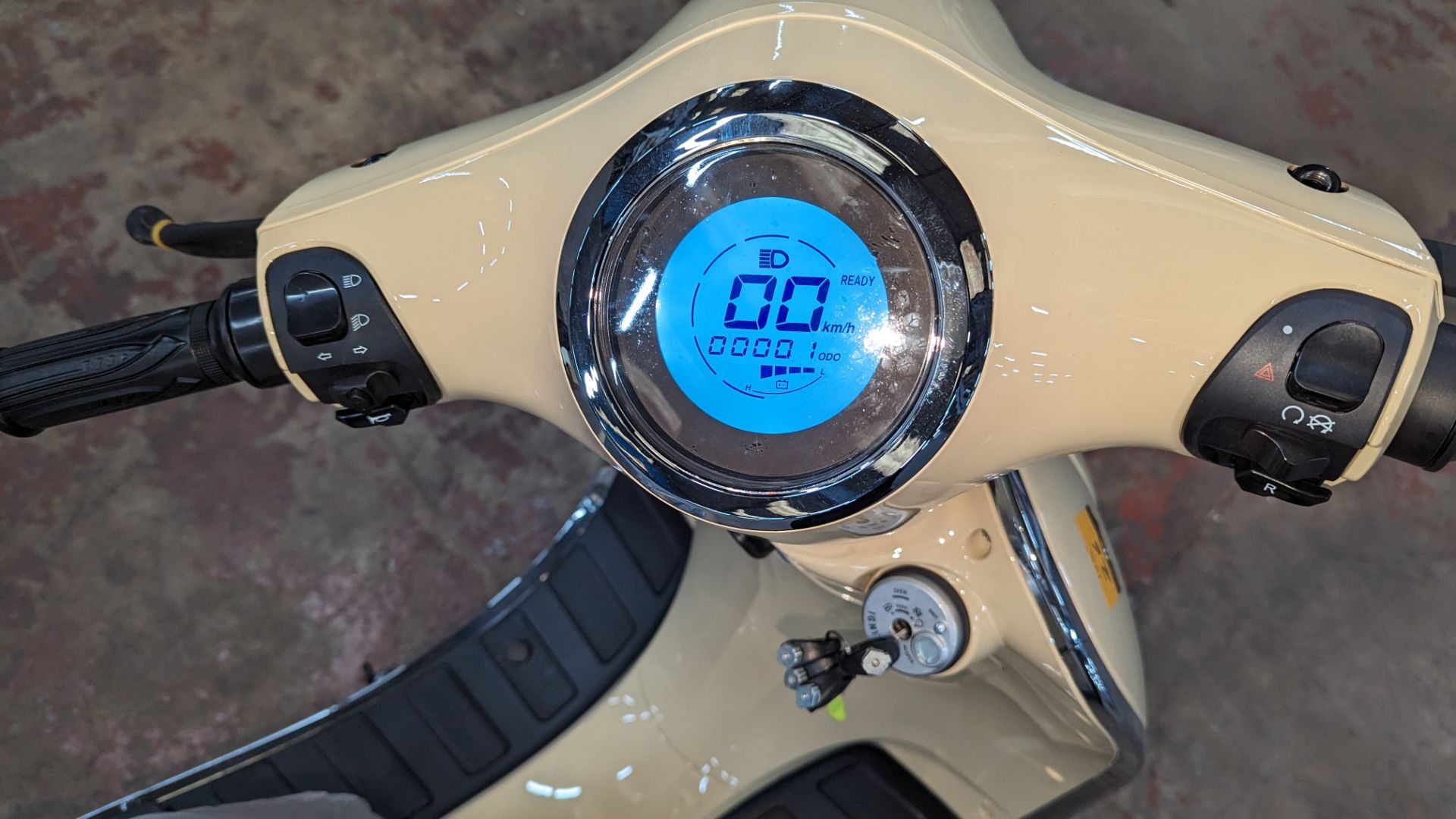 Model 30 Roma Electric Moped: Delivery Miles (no more than 4 recorded km on the odometer), cream/bei - Image 11 of 16
