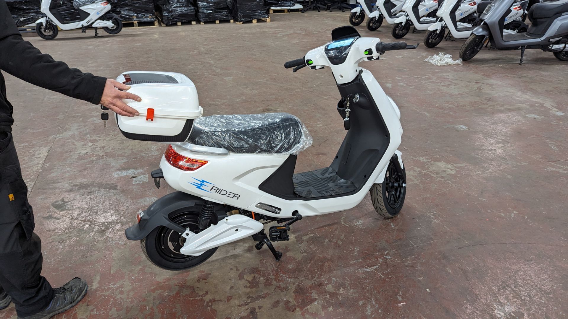 Model 18 Electric Bike: Zero (0) recorded miles, white body with black detailing, lockable storage b - Image 4 of 13