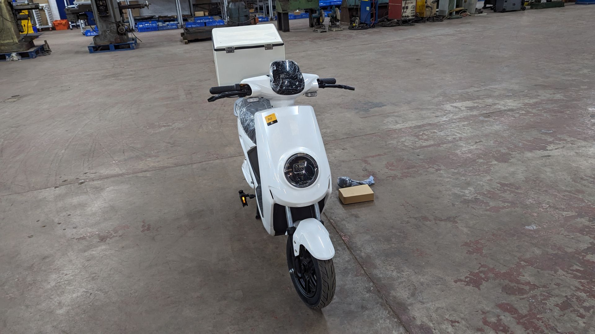 Model 18 Electric Bike: Zero (0) recorded miles, white body with black detailing, insulated box moun - Image 8 of 16