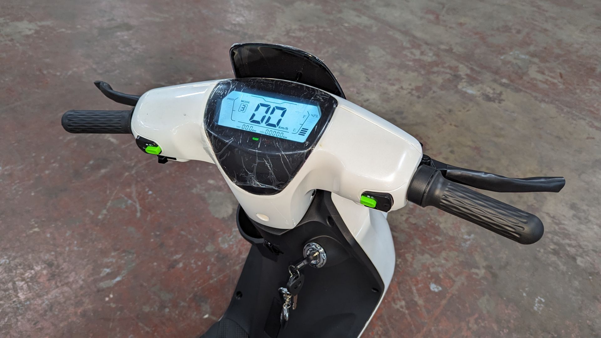 Model 18 Electric Bike: Zero (0) recorded miles, white body with black detailing, insulated box moun - Image 9 of 13