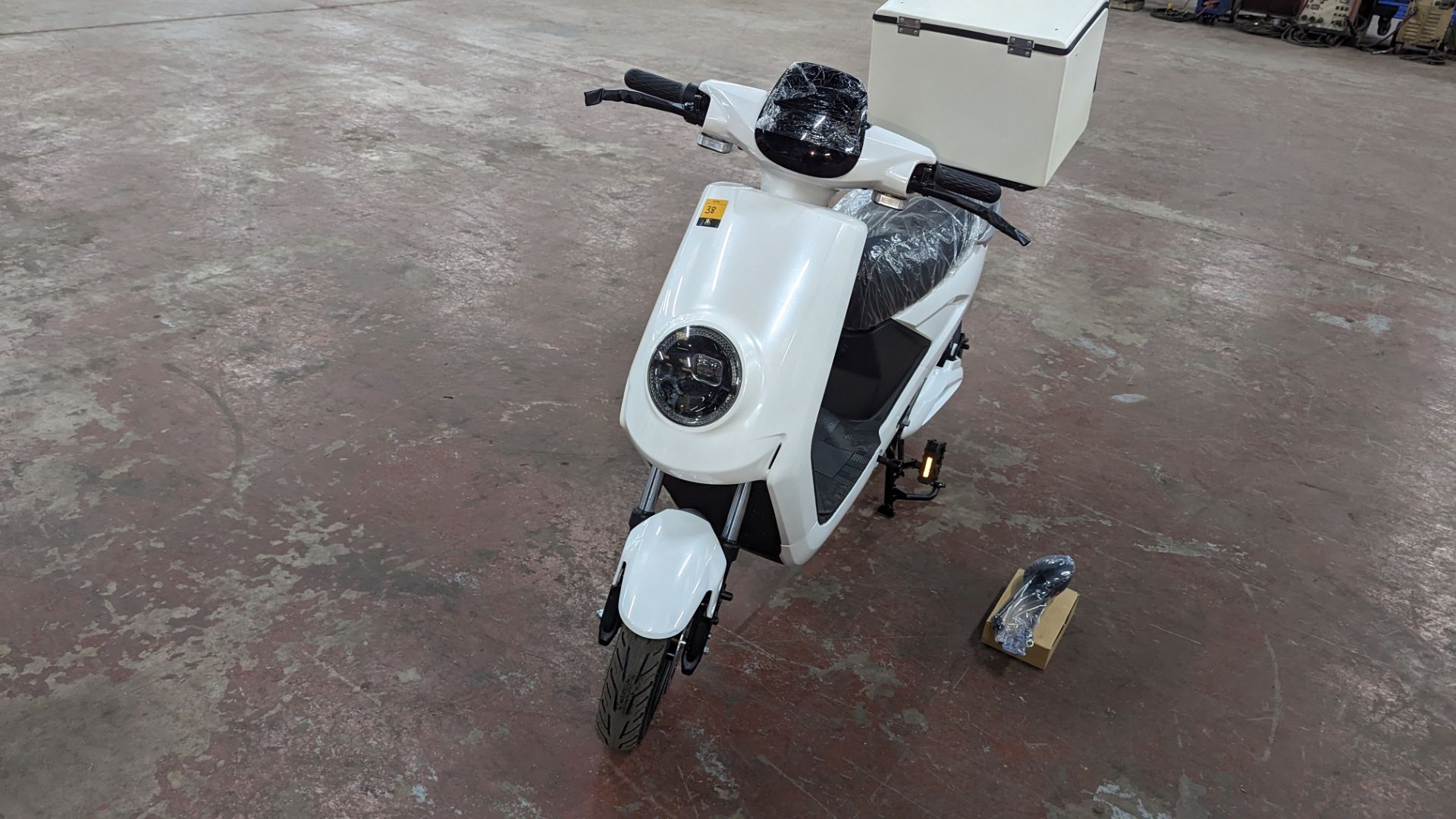 Model 18 Electric Bike: Zero (0) recorded miles, white body with black detailing, insulated box moun - Image 9 of 14