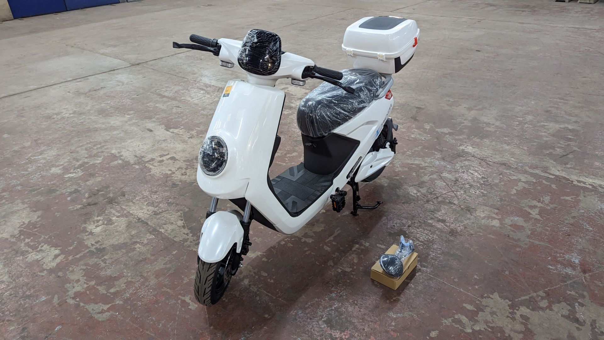 Model 18 Electric Bike: Zero (0) recorded miles, white body with black detailing, lockable storage b - Image 8 of 13