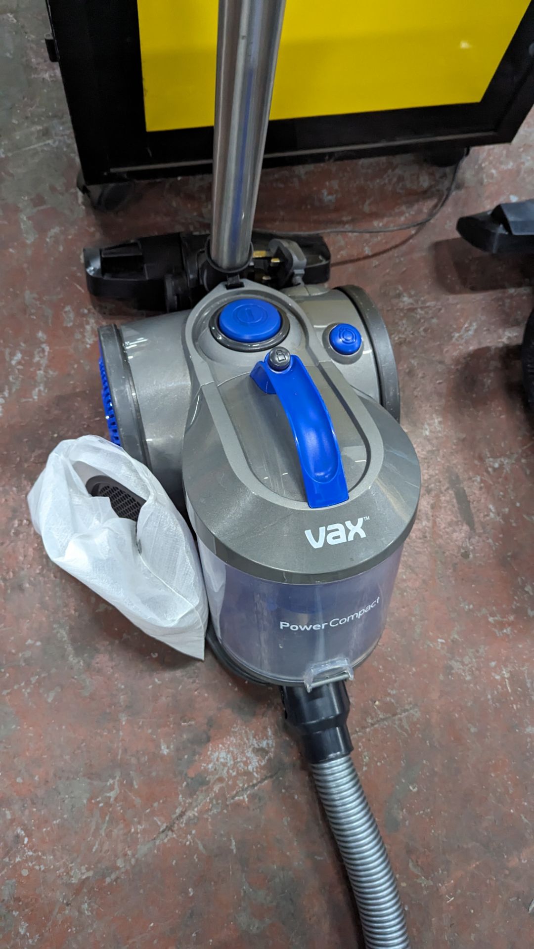 2 off Vax vacuum cleaners - Image 7 of 17