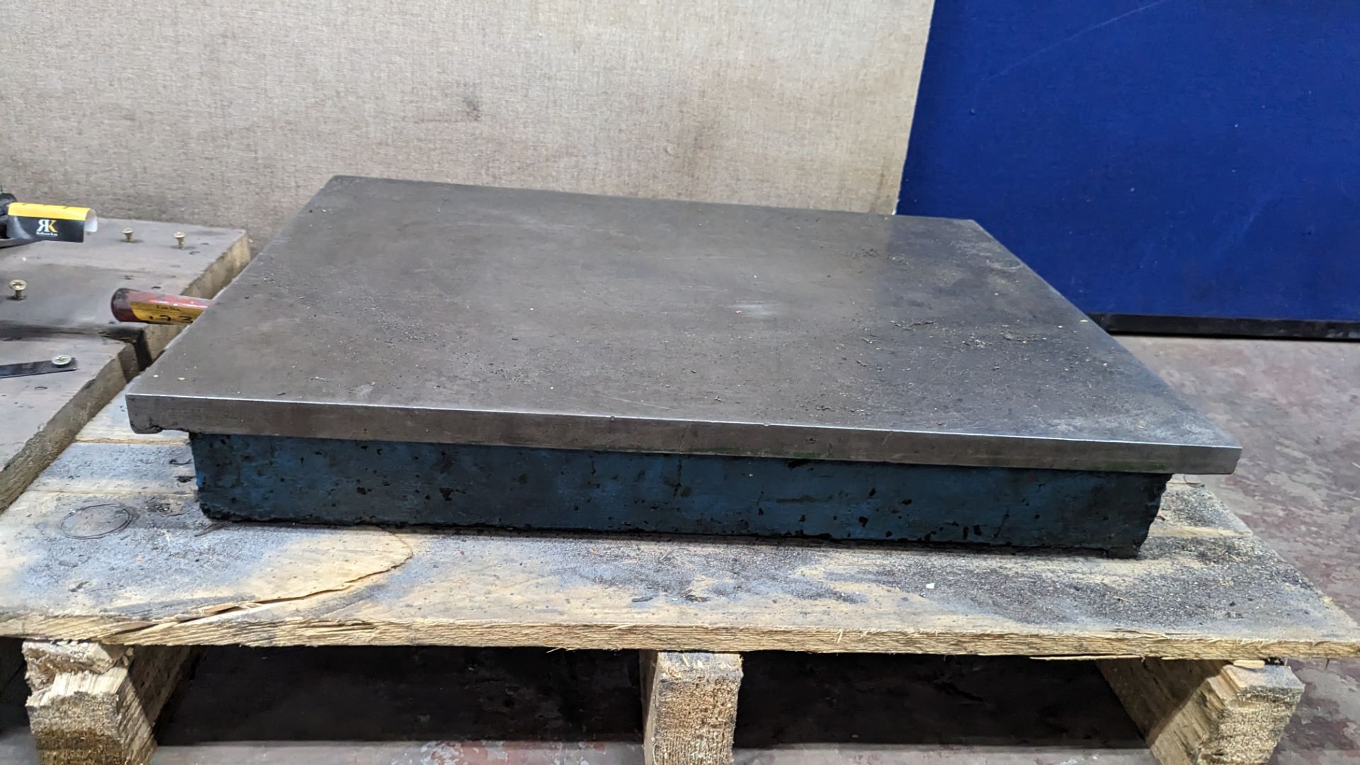 Metal heavy duty surface, measuring approximately 610mm x 450mm - Image 4 of 4