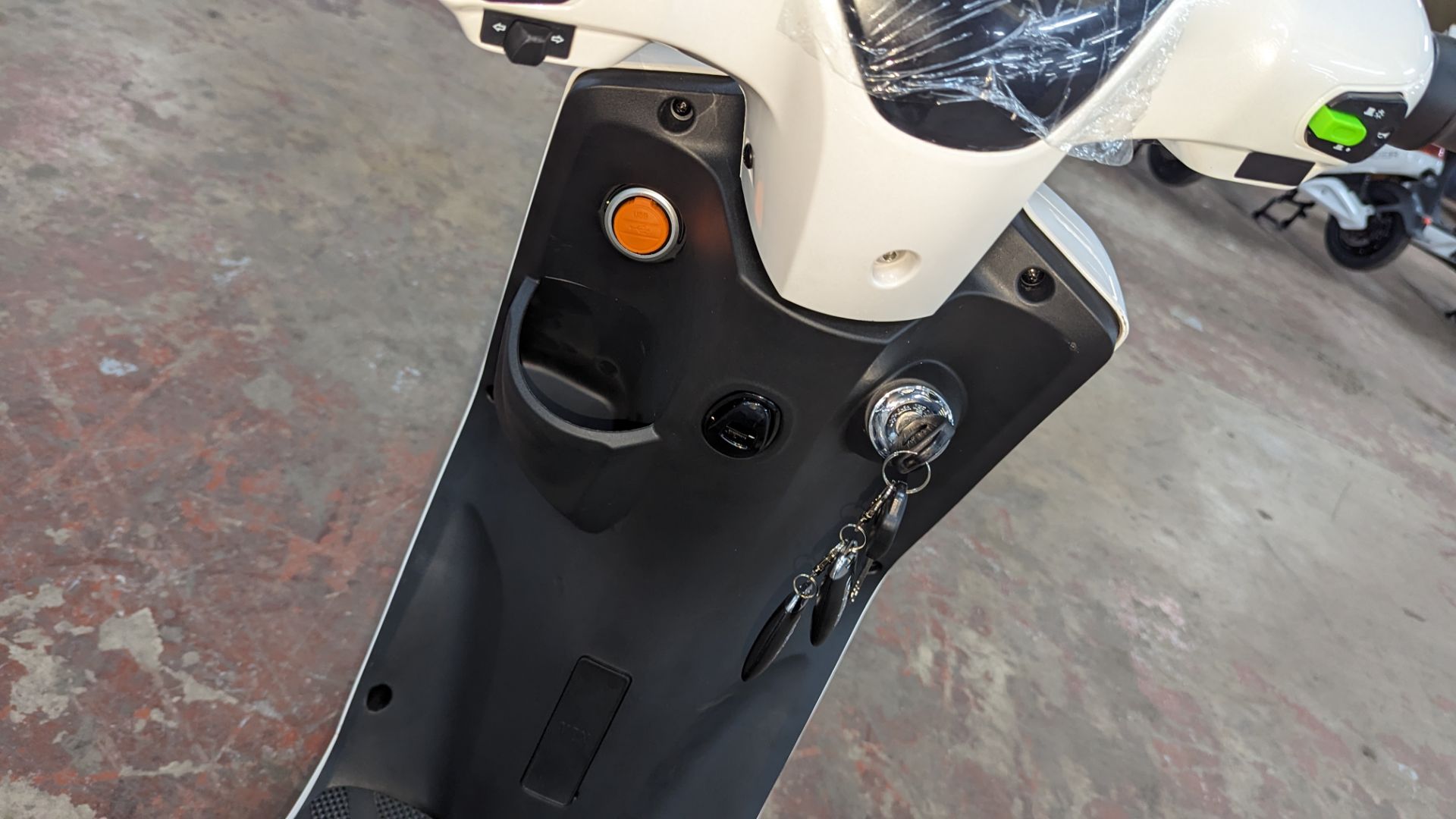 Model 18 Electric Bike: Zero (0) recorded miles, white body with black detailing, lockable storage b - Image 12 of 14