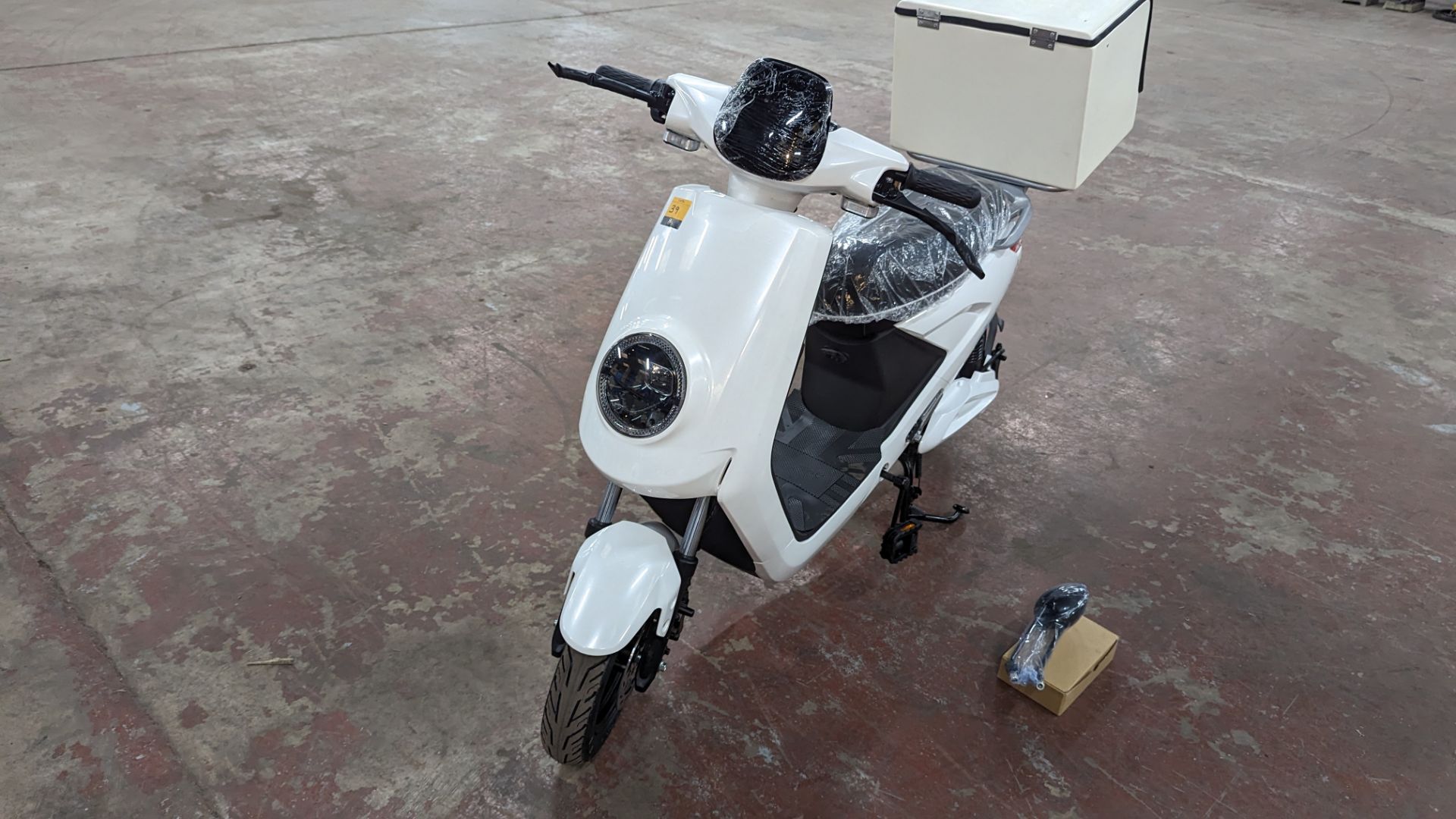 Model 18 Electric Bike: Zero (0) recorded miles, white body with black detailing, insulated box moun - Image 9 of 14