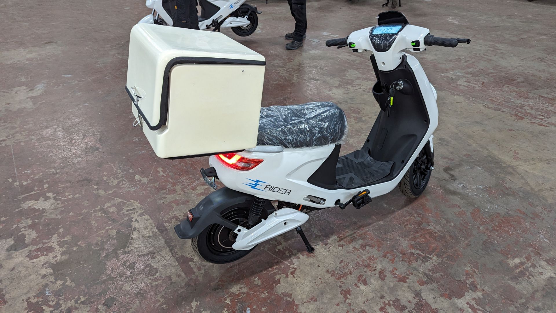 Model 18 Electric Bike: Zero (0) recorded miles, white body with black detailing, insulated box moun - Image 5 of 13