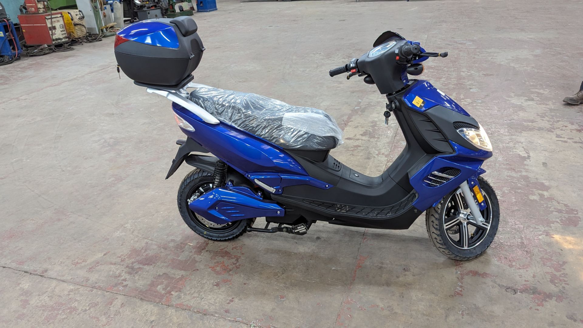 Model 50 Electric Motorbike: Delivery Miles (no more than 3 recorded km on the odometer), blue, 5000 - Image 6 of 15