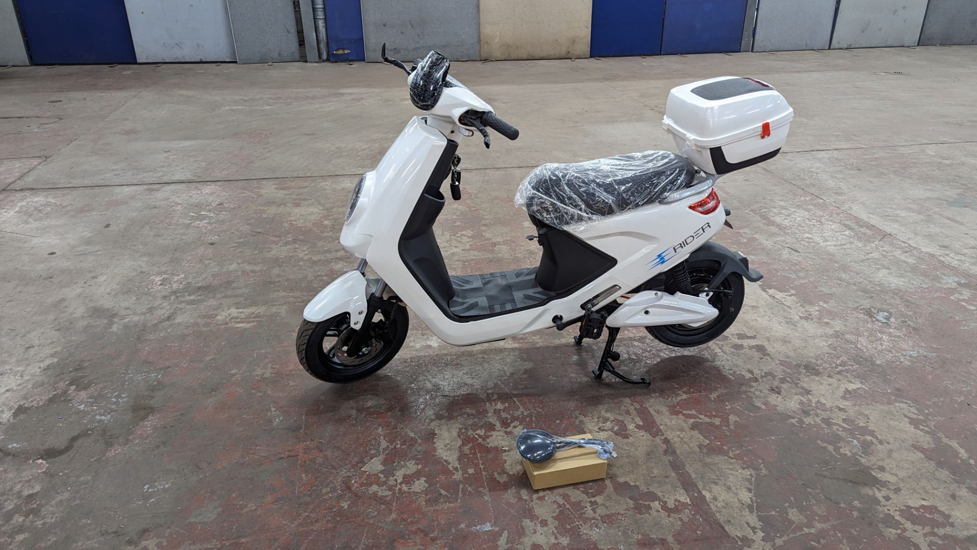 Model 18 Electric Bike: Zero (0) recorded miles, white body with black detailing, lockable storage b - Image 2 of 14