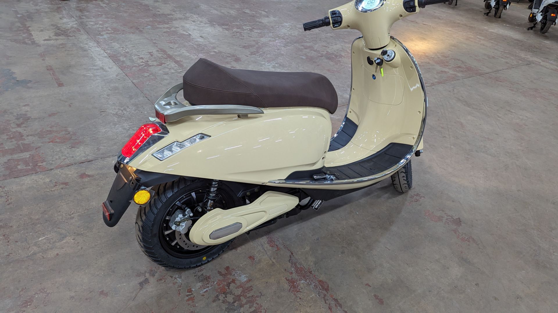 Model 30 Roma Electric Moped: Delivery Miles (no more than 4 recorded km on the odometer), cream/bei - Image 5 of 15