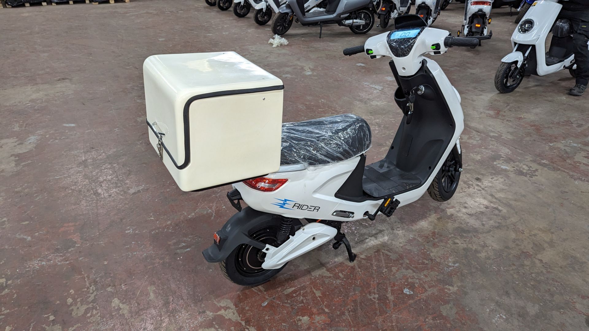 Model 18 Electric Bike: Zero (0) recorded miles, white body with black detailing, insulated box moun - Image 5 of 12