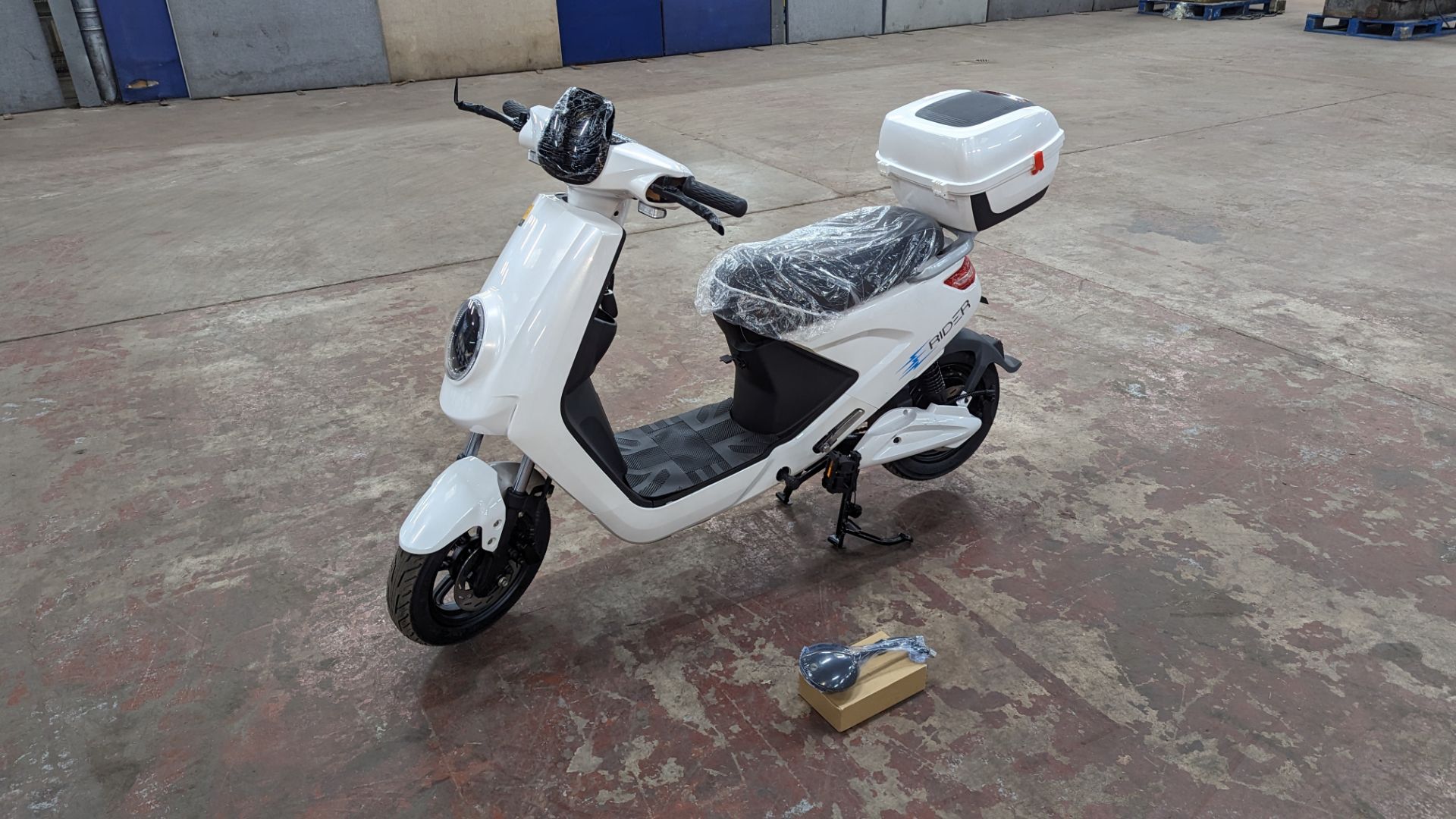 Model 18 Electric Bike: Zero (0) recorded miles, white body with black detailing, lockable storage b