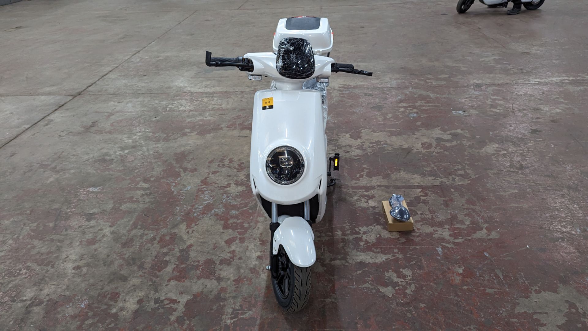 Model 18 Electric Bike: Zero (0) recorded miles, white body with black detailing, lockable storage b - Image 8 of 14