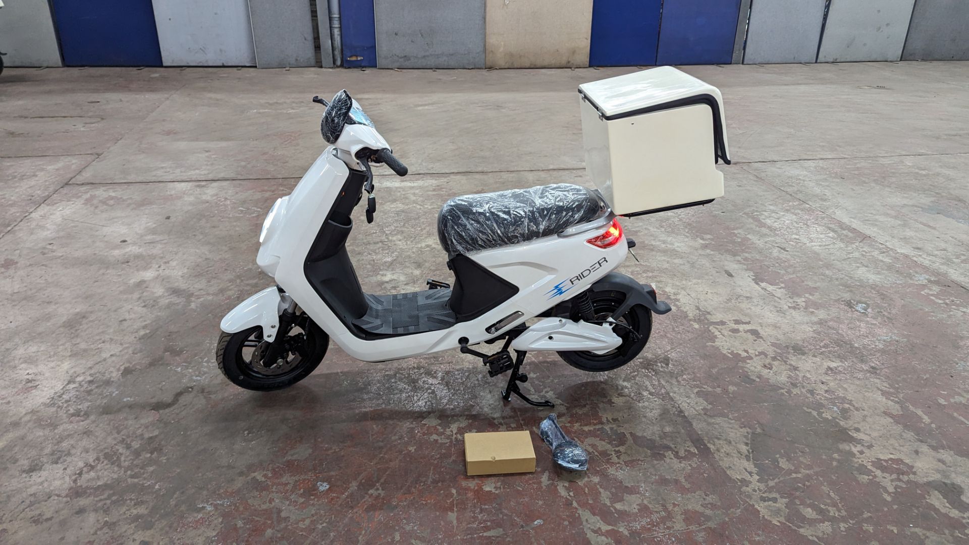 Model 18 Electric Bike: Zero (0) recorded miles, white body with black detailing, insulated box moun - Image 2 of 13