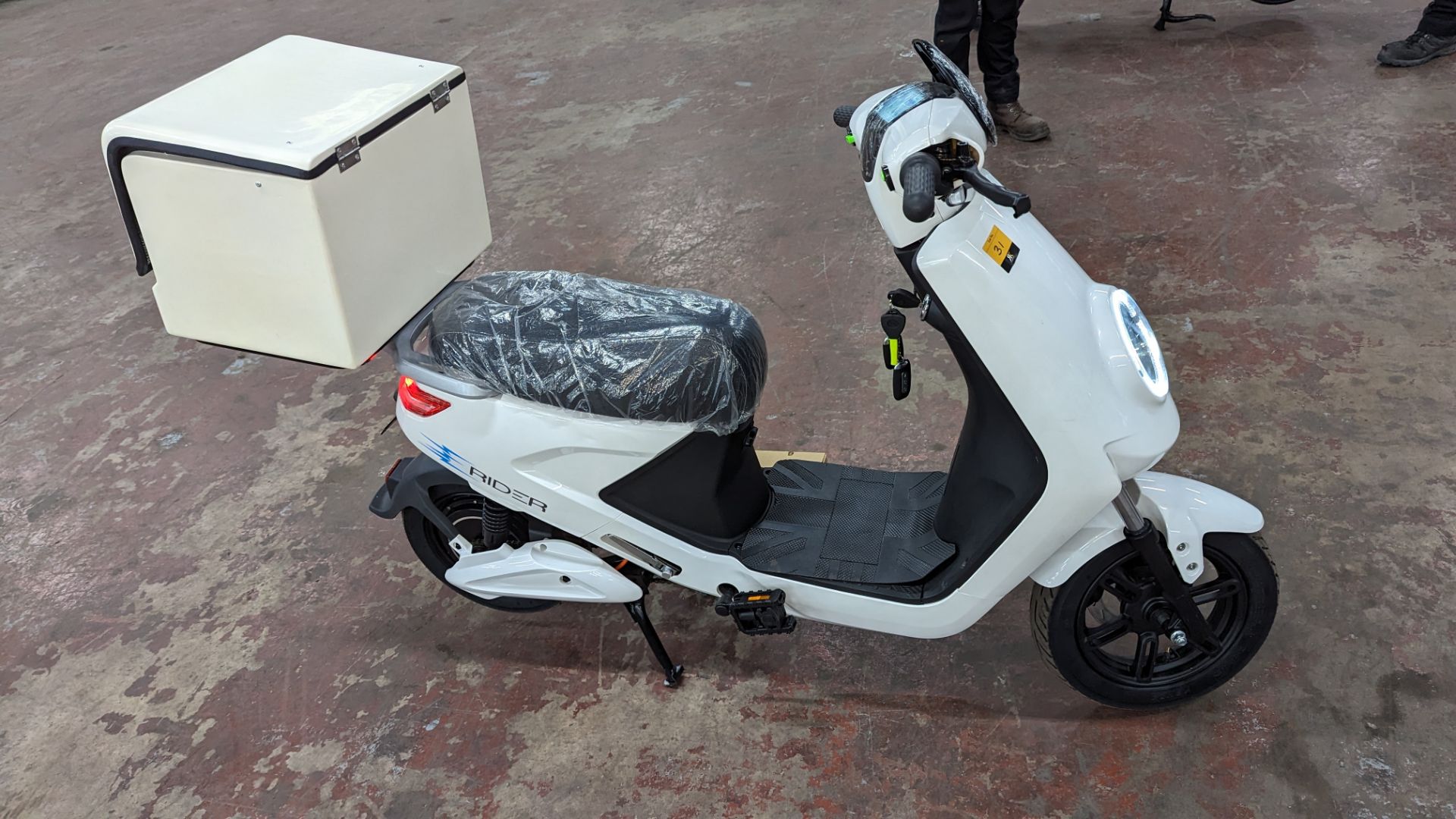 Model 18 Electric Bike: Zero (0) recorded miles, white body with black detailing, insulated box moun - Image 6 of 13