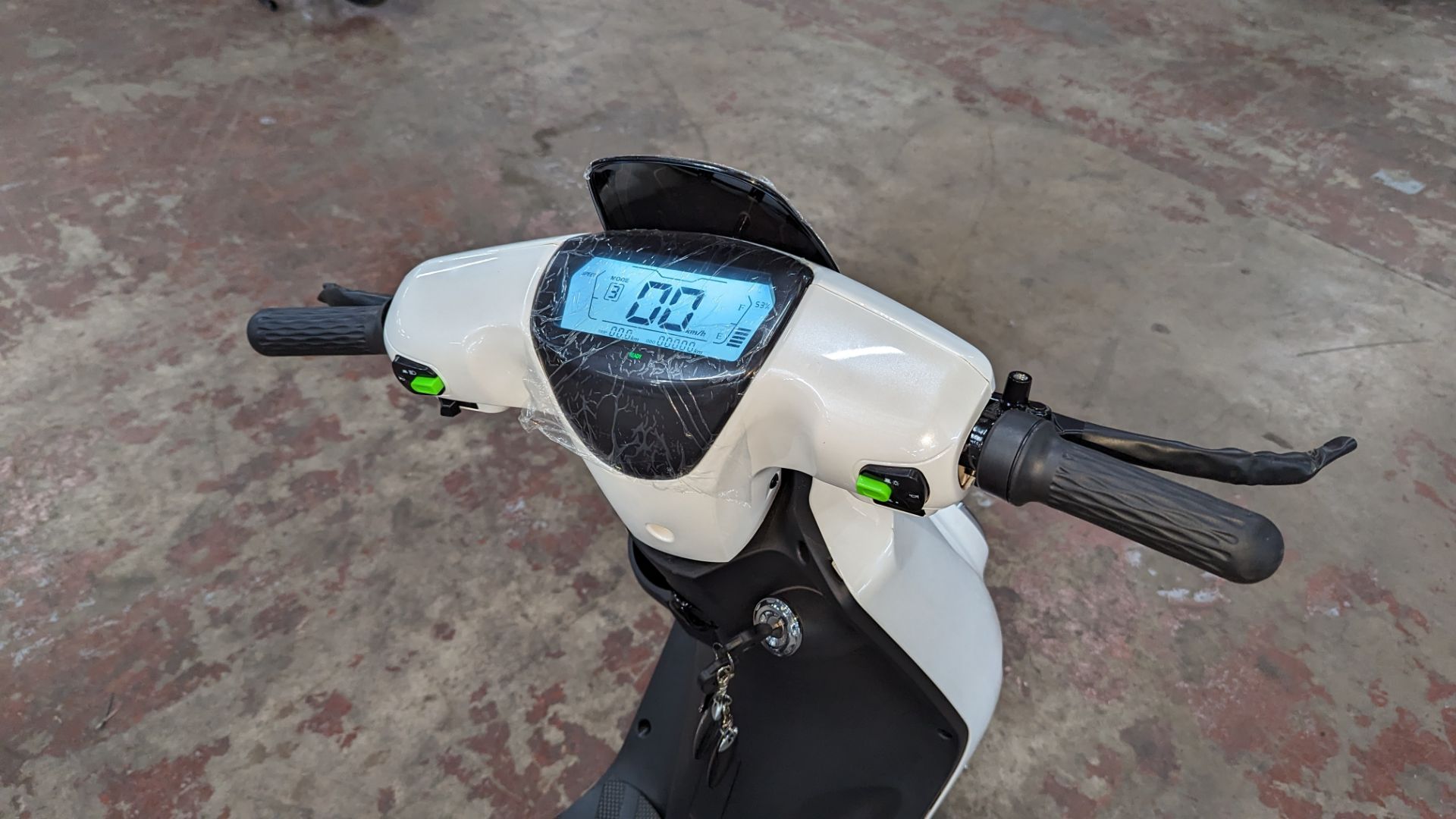 Model 18 Electric Bike: Zero (0) recorded miles, white body with black detailing, insulated box moun - Image 10 of 15