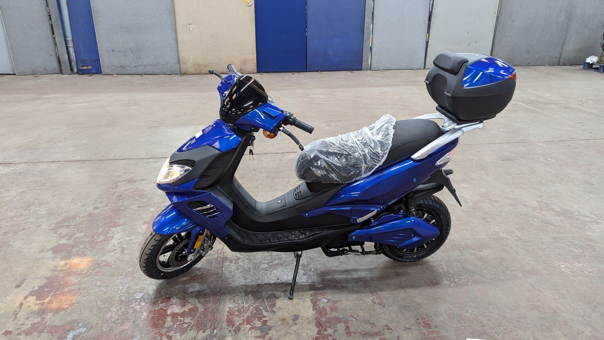 Model 50 Electric Motorbike: Delivery Miles (no more than 3 recorded km on the odometer), blue, 5000 - Image 2 of 16