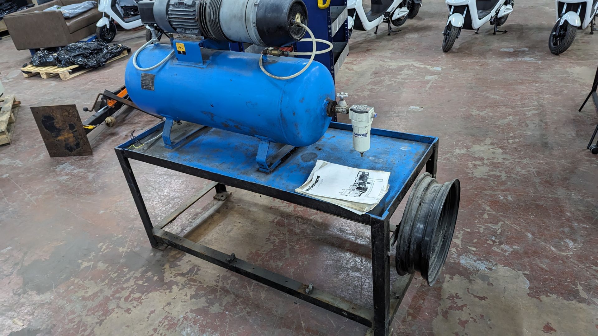 Hydrovane all in one compressor with welded horizontal air receiver, mounted on heavy duty metal tab - Image 3 of 11