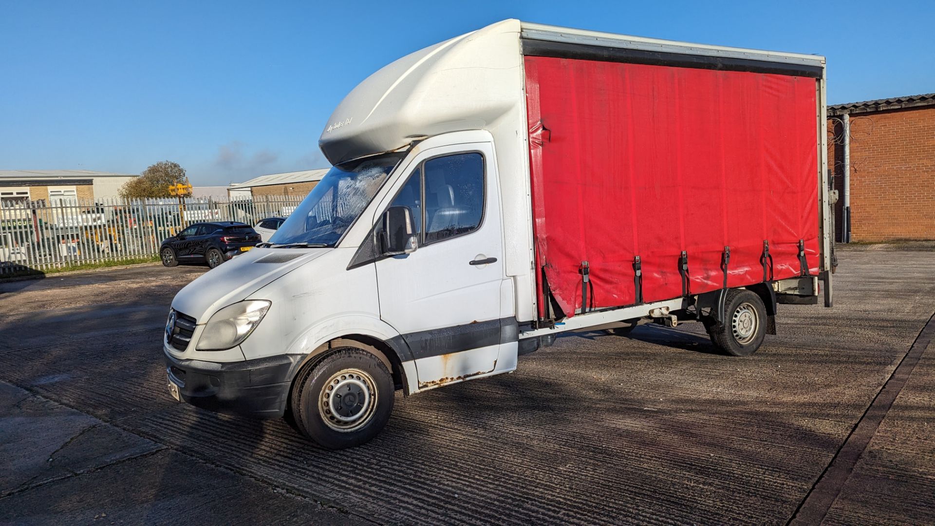 KM58 VHH, Mercedes Sprinter 311 CDI LWB with luton body featuring curtain side on the passenger side - Image 4 of 24