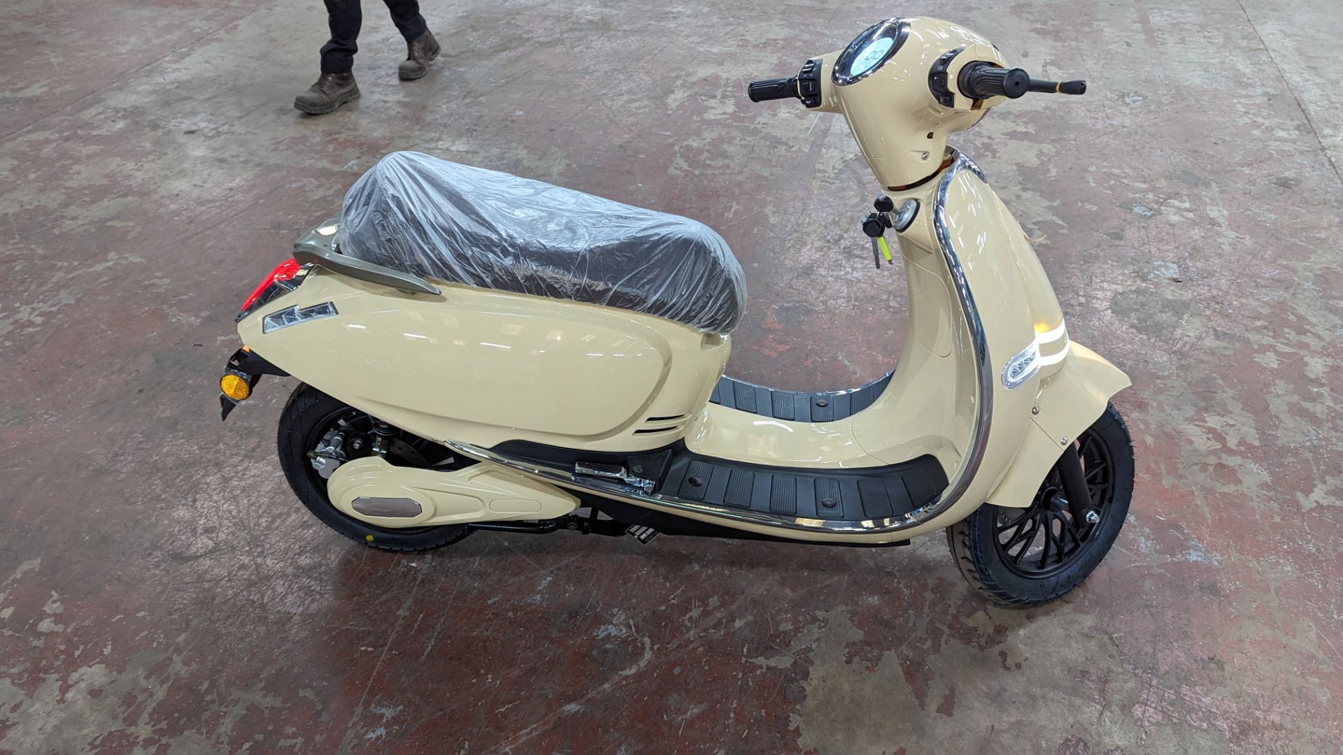Model 30 Roma Electric Moped: Delivery Miles (no more than 4 recorded km on the odometer), cream/bei - Image 6 of 17