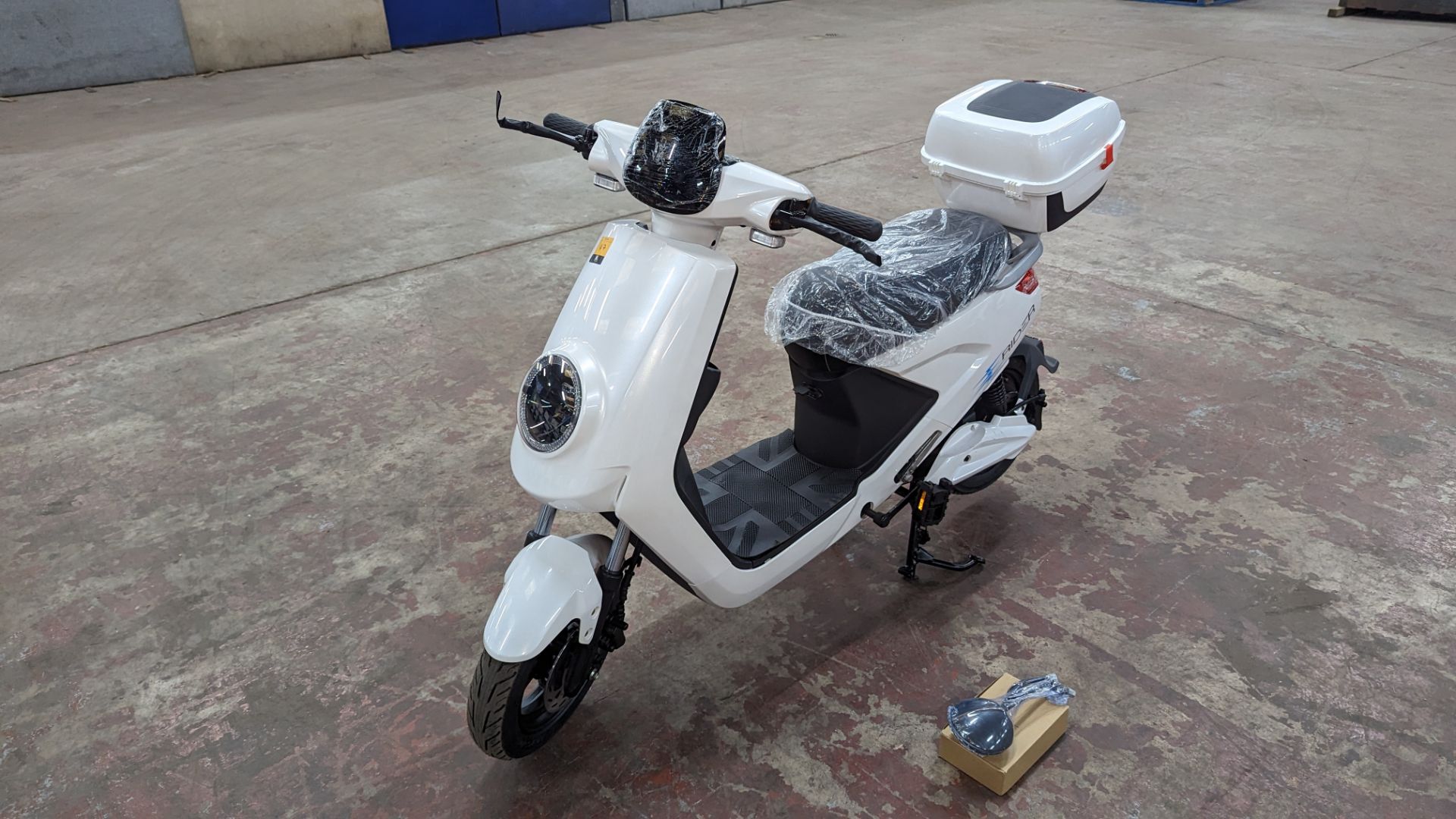 Model 18 Electric Bike: Zero (0) recorded miles, white body with black detailing, lockable storage b - Image 9 of 14