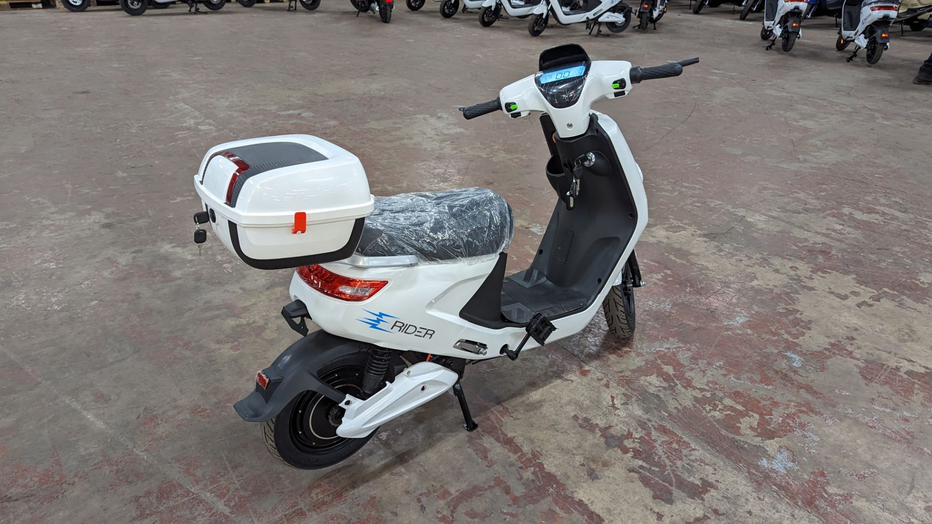 Model 18 Electric Bike: Zero (0) recorded miles, white body with black detailing, lockable storage b - Image 5 of 14