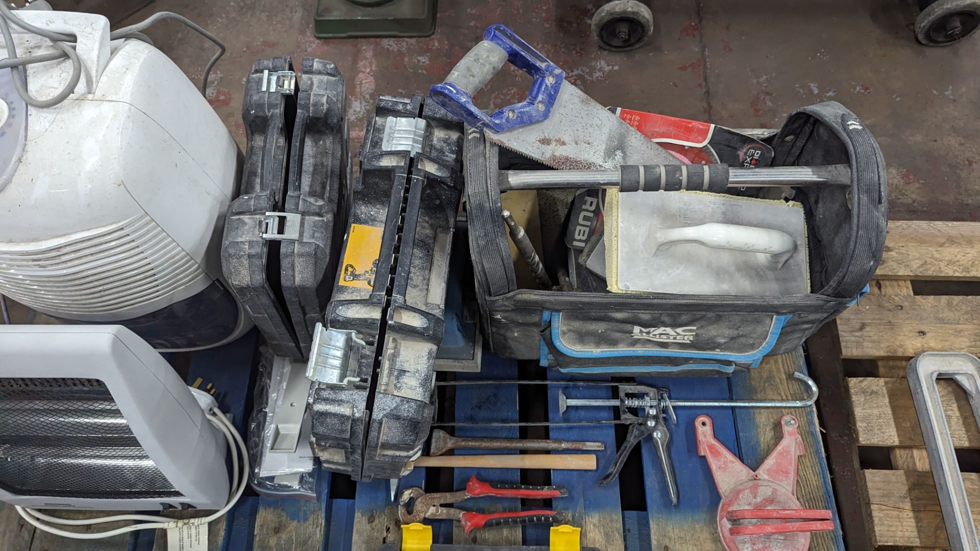 The contents of a pallet of tools and miscellaneous including screwdriver kit, tool bag and boxes, U - Image 6 of 10