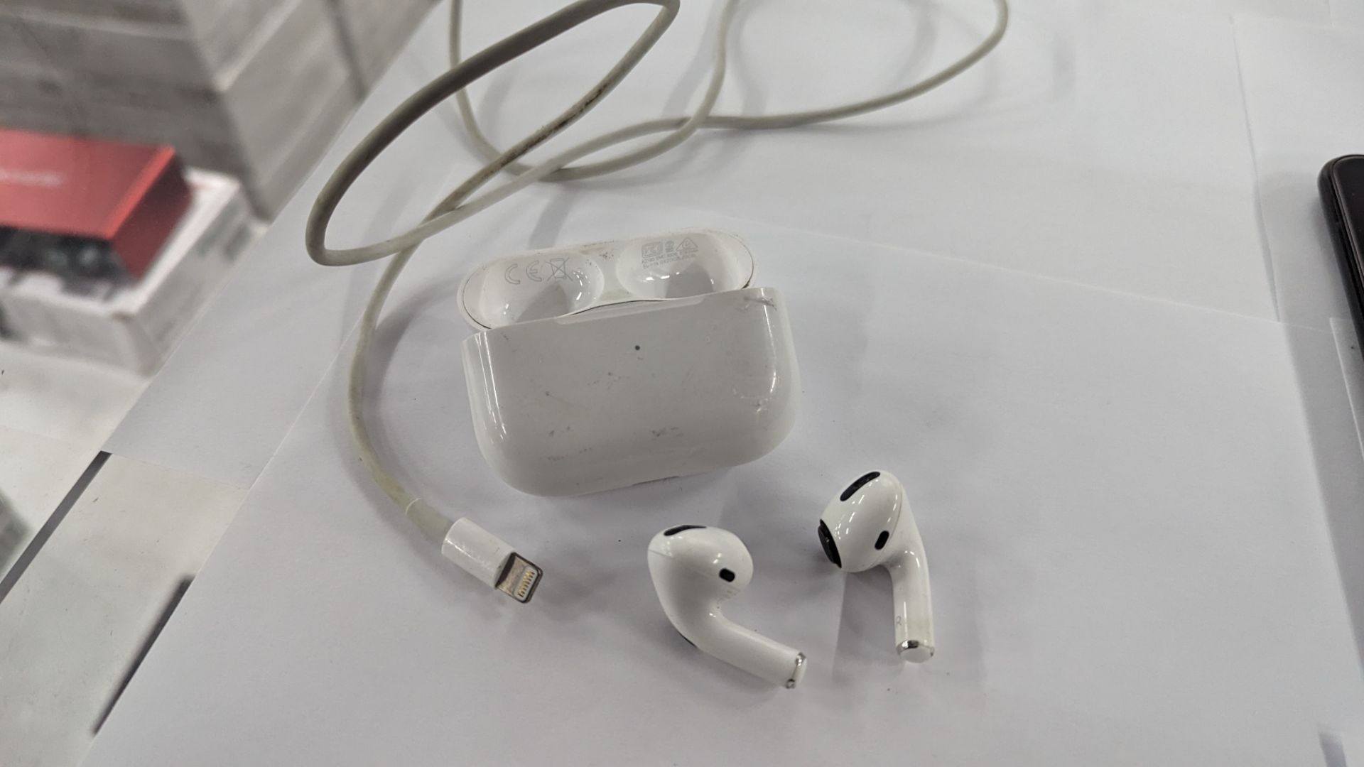 AirPod Pro A2083 including case and USB to lightning cable - Image 4 of 11