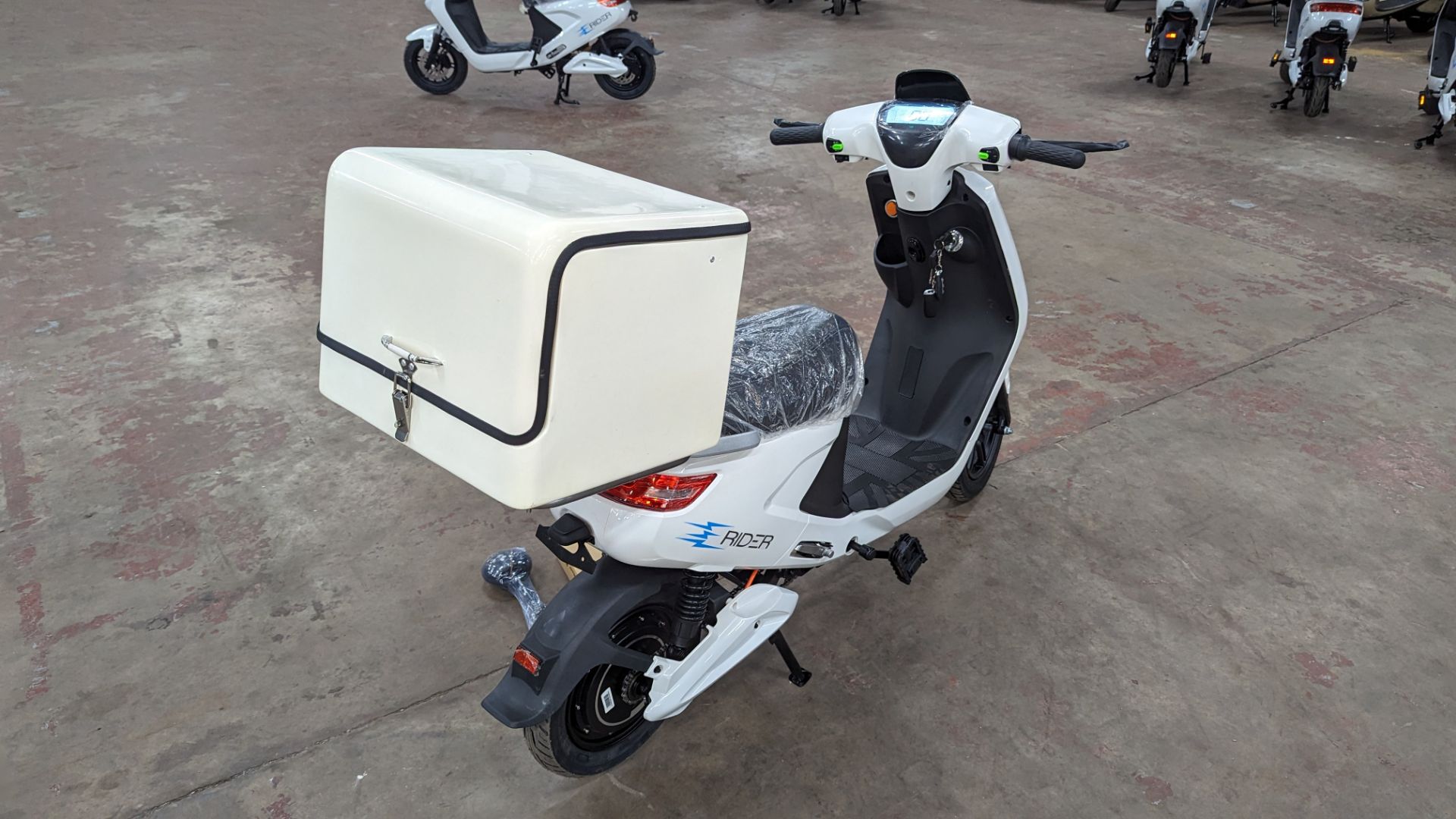 Model 18 Electric Bike: Zero (0) recorded miles, white body with black detailing, insulated box moun - Image 5 of 14