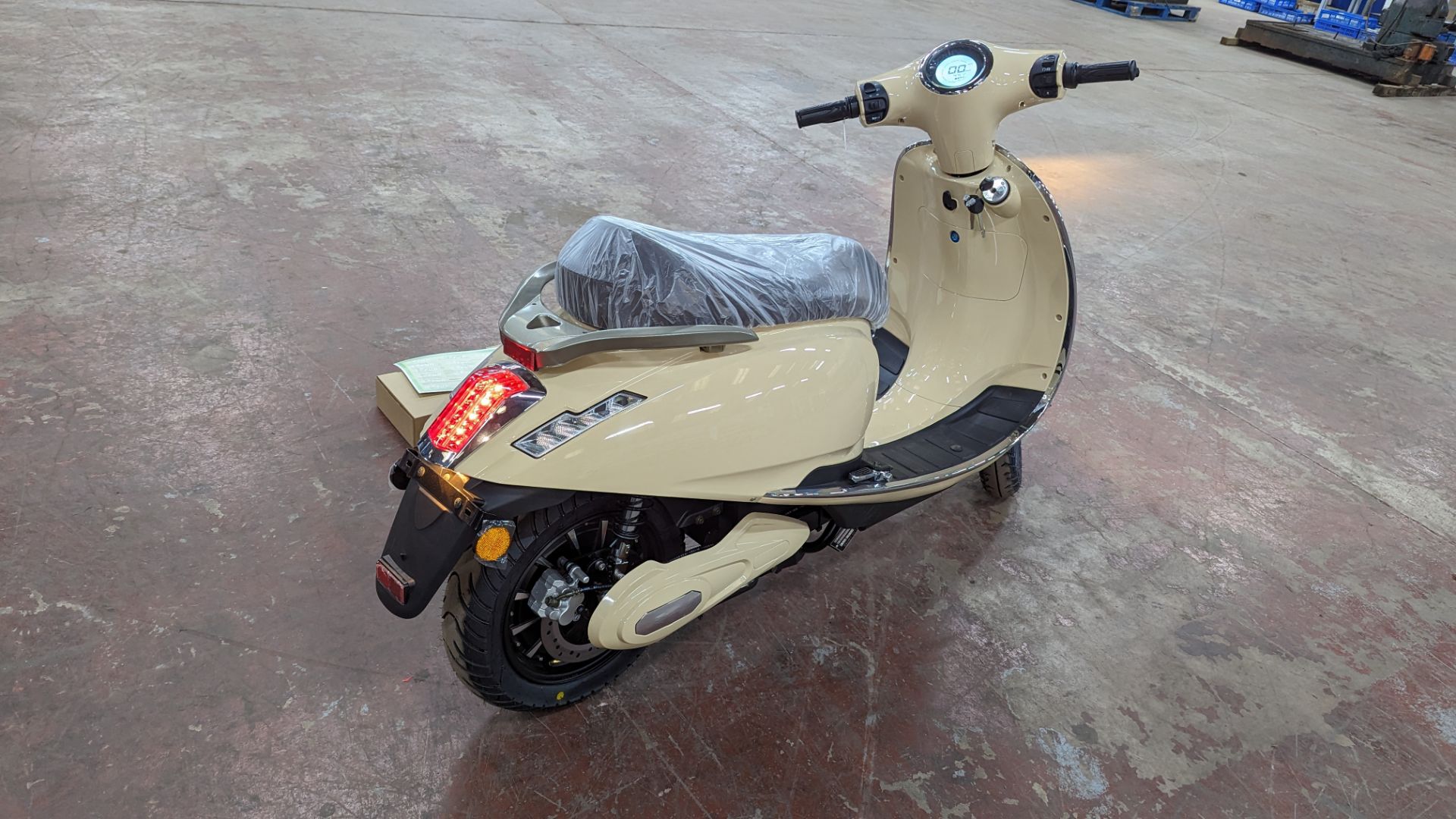 Model 30 Roma Electric Moped: Delivery Miles (no more than 4 recorded km on the odometer), cream/bei - Image 5 of 17