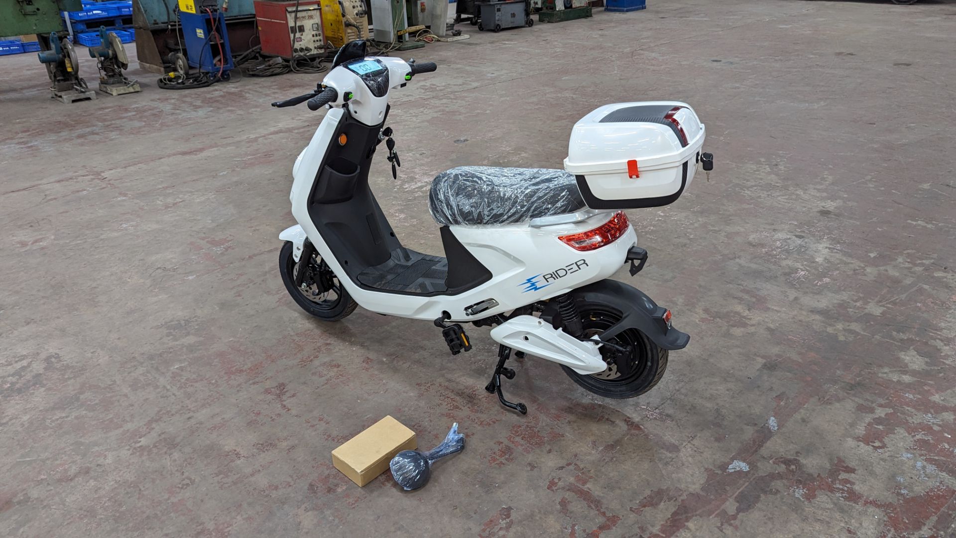 Model 18 Electric Bike: Zero (0) recorded miles, white body with black detailing, lockable storage b - Image 3 of 14