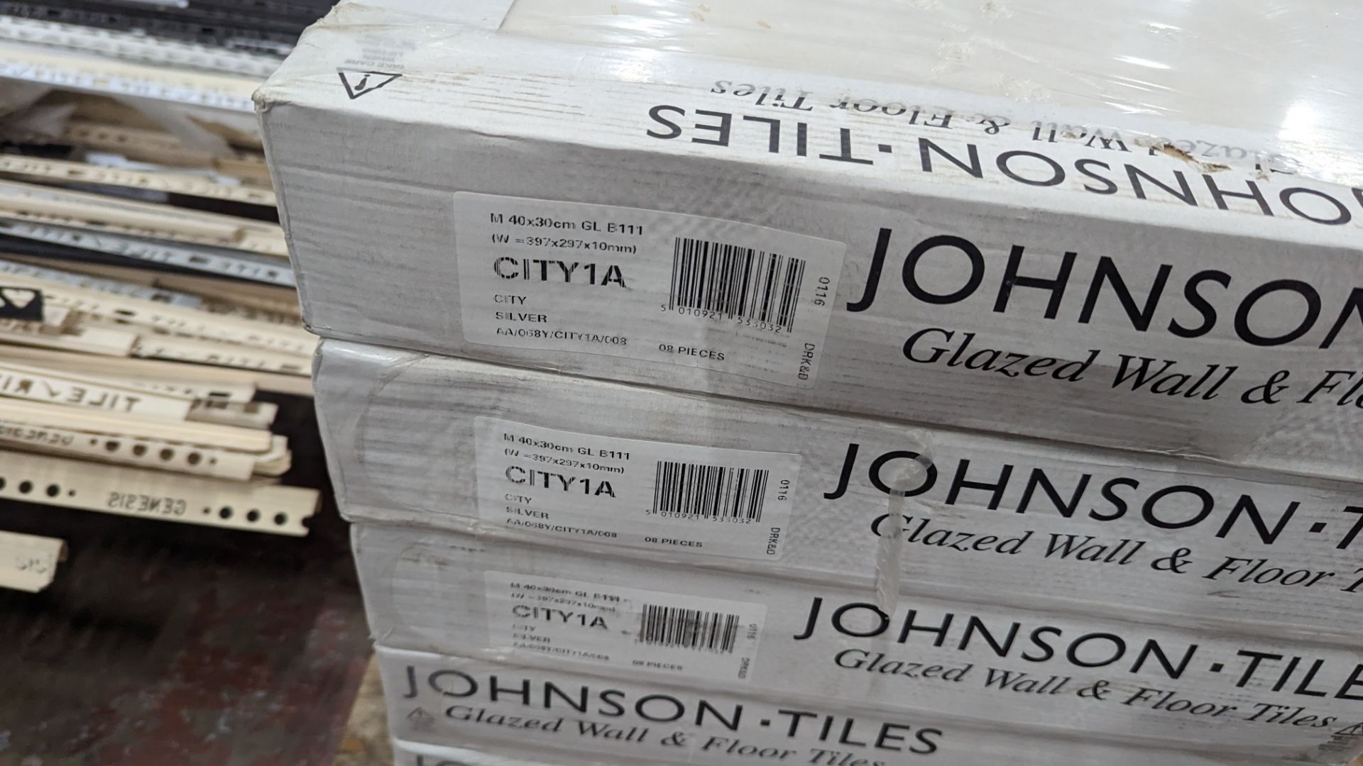 16 packs of Johnson glazed wall and floor tiles, each pack contains 5 tiles. Each tile measures 397m - Image 4 of 6