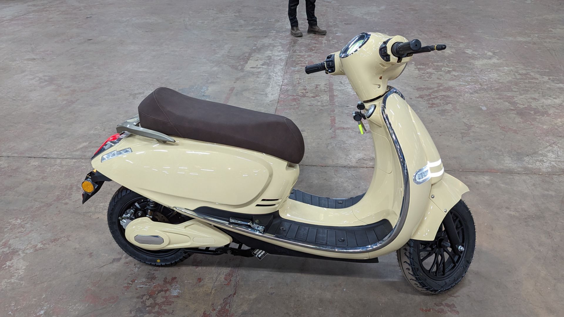 Model 30 Roma Electric Moped: Delivery Miles (no more than 4 recorded km on the odometer), cream/bei - Image 6 of 15