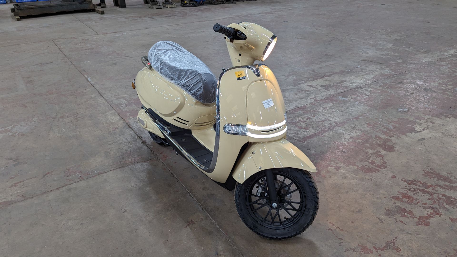 Model 30 Roma Electric Moped: Delivery Miles (no more than 4 recorded km on the odometer), cream/bei - Image 7 of 14