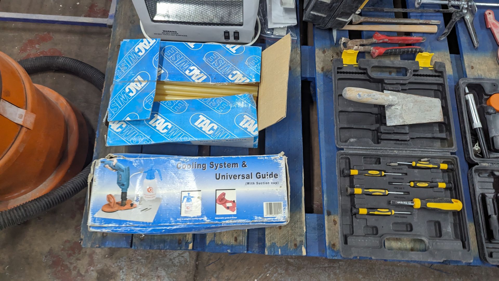 The contents of a pallet of tools and miscellaneous including screwdriver kit, tool bag and boxes, U - Image 7 of 10