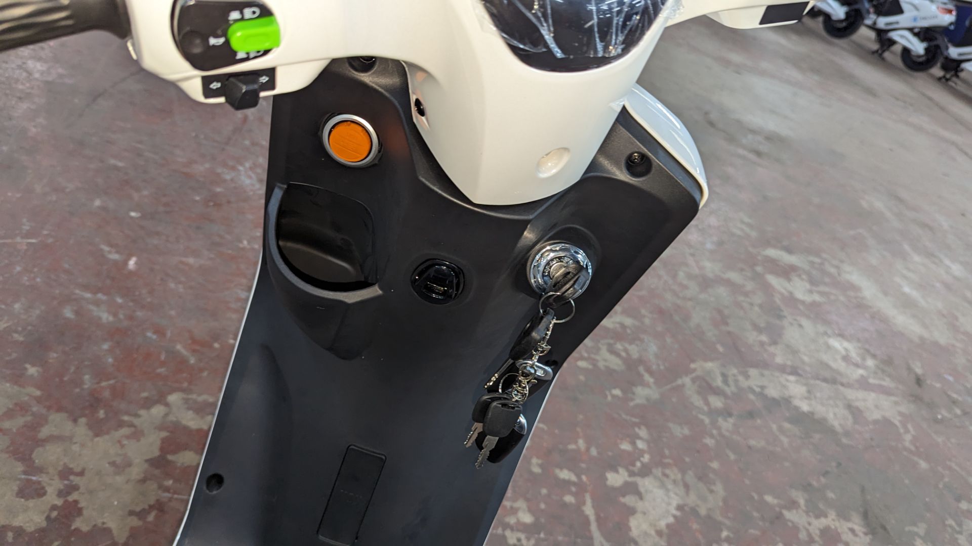 Model 18 Electric Bike: Zero (0) recorded miles, white body with black detailing, lockable storage b - Image 10 of 14