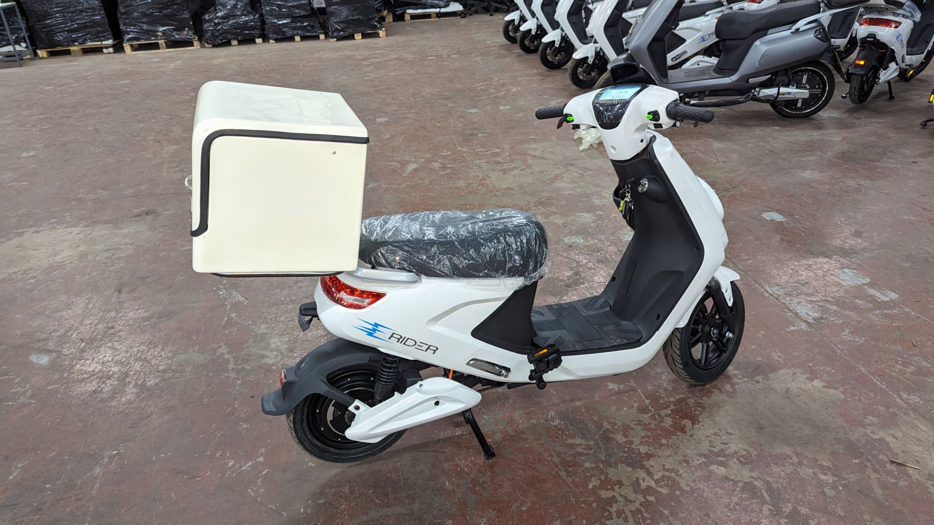 Model 18 Electric Bike: Zero (0) recorded miles, white body with black detailing, insulated box moun - Image 6 of 14