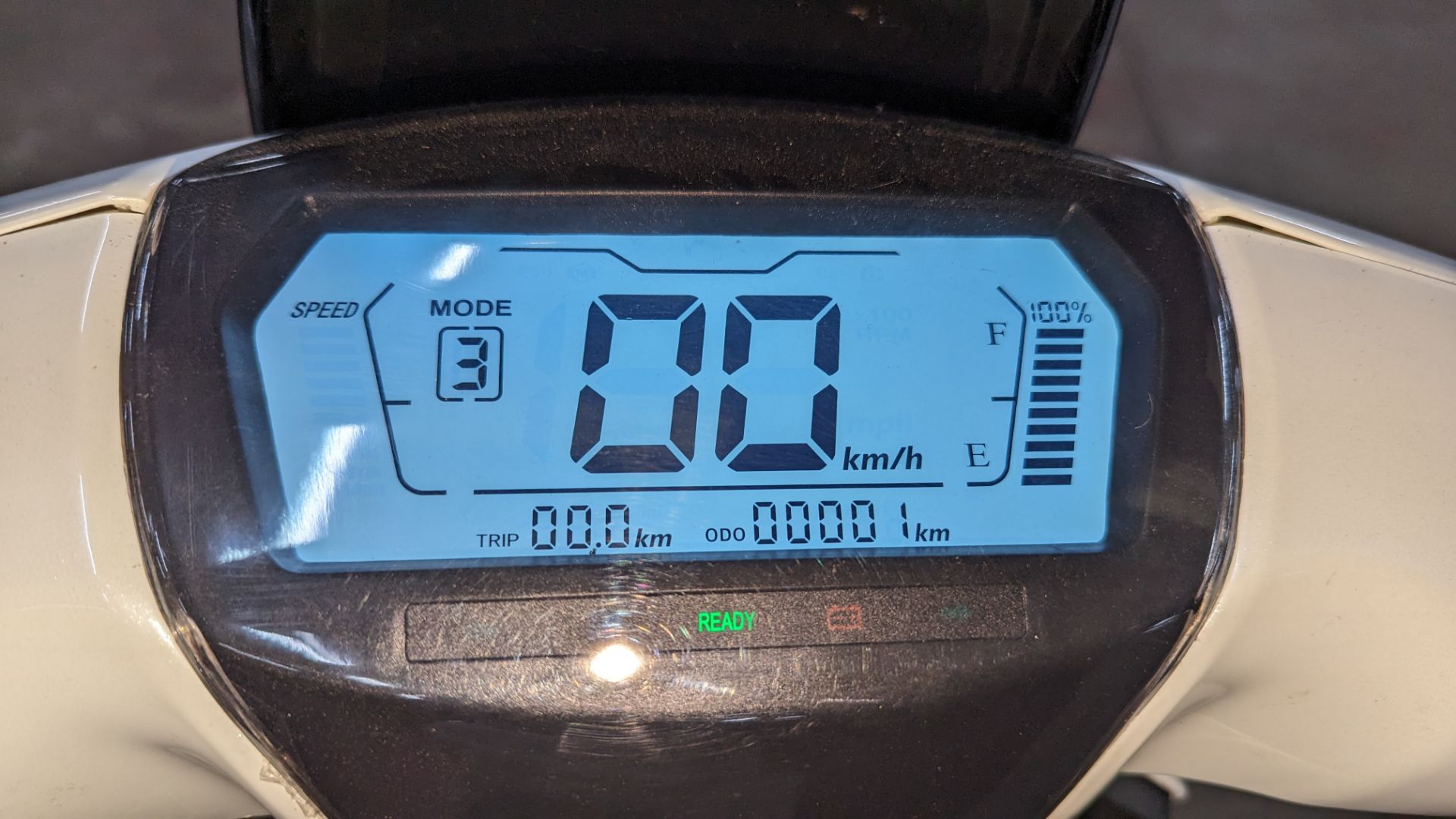 Model 18 Electric Bike: Used/low miles, white body with black detailing. This bike is not brand new, - Image 10 of 13