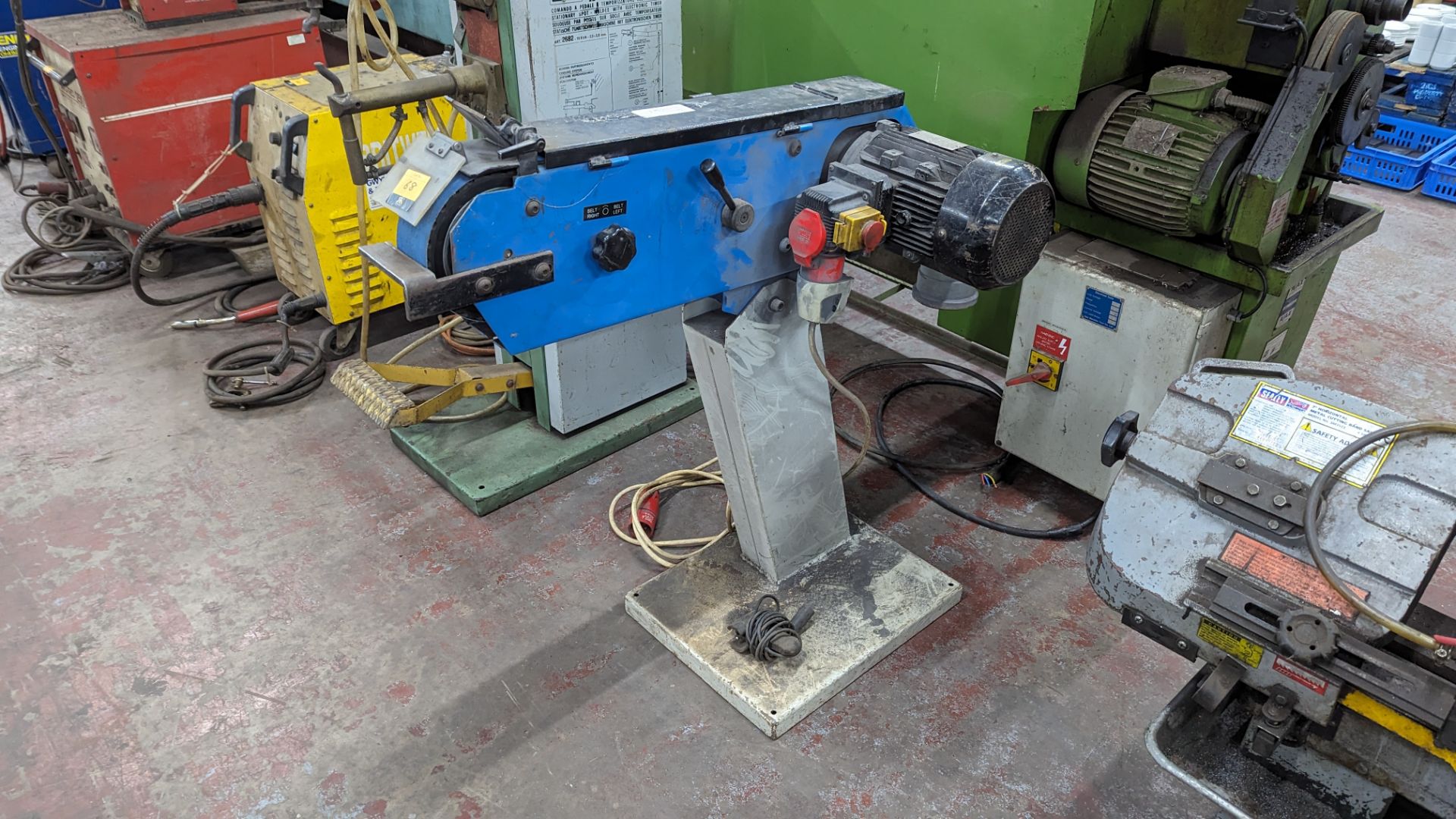 Floor standing belt linisher