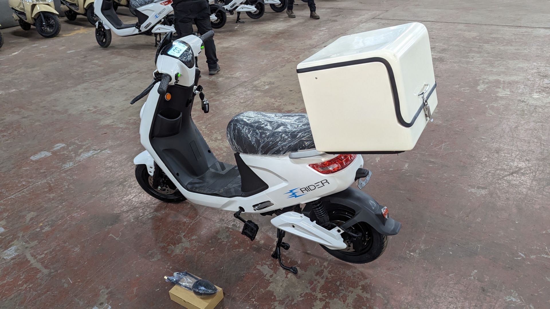 Model 18 Electric Bike: Zero (0) recorded miles, white body with black detailing, insulated box moun - Image 3 of 14