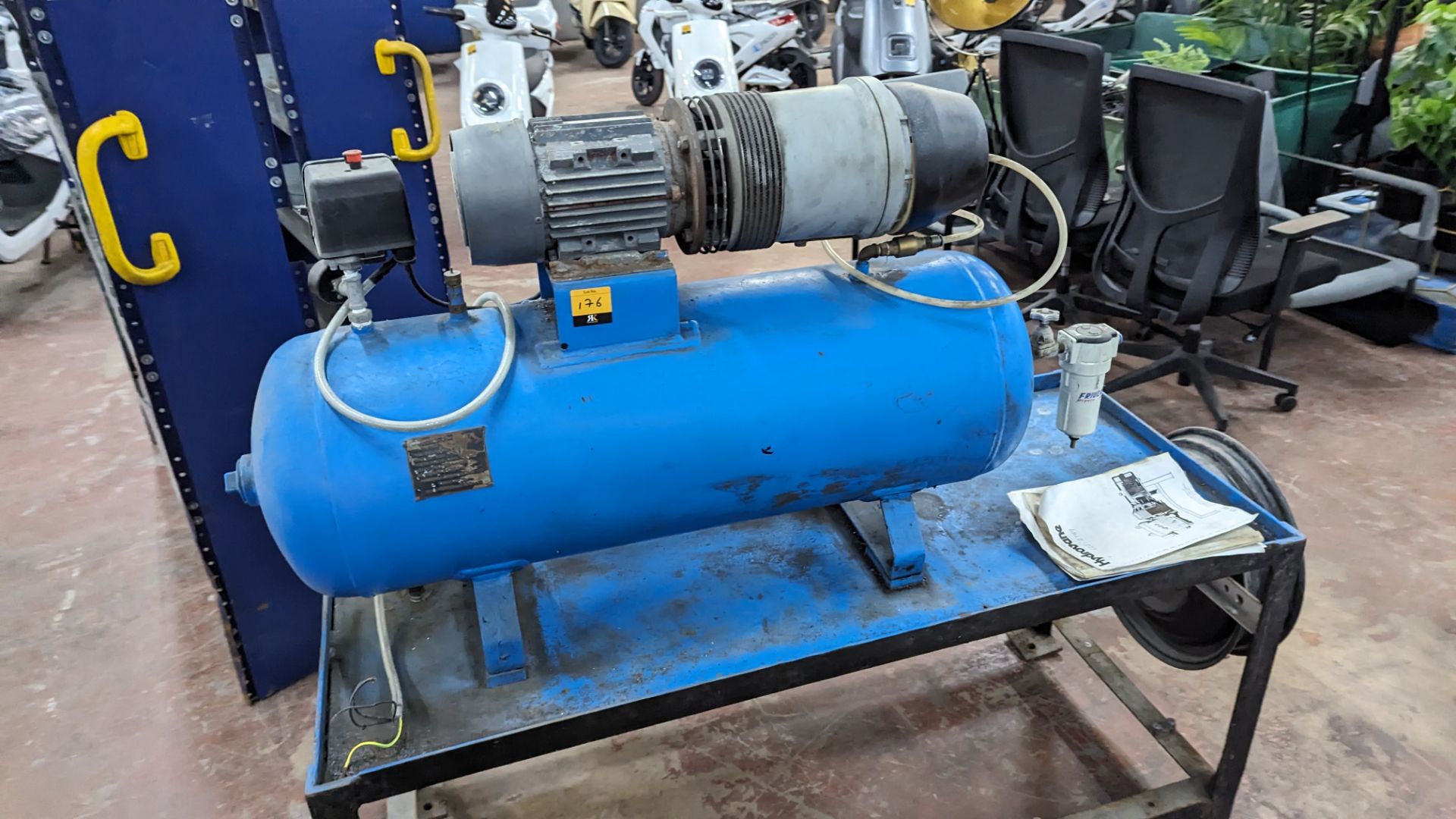 Hydrovane all in one compressor with welded horizontal air receiver, mounted on heavy duty metal tab - Image 6 of 11