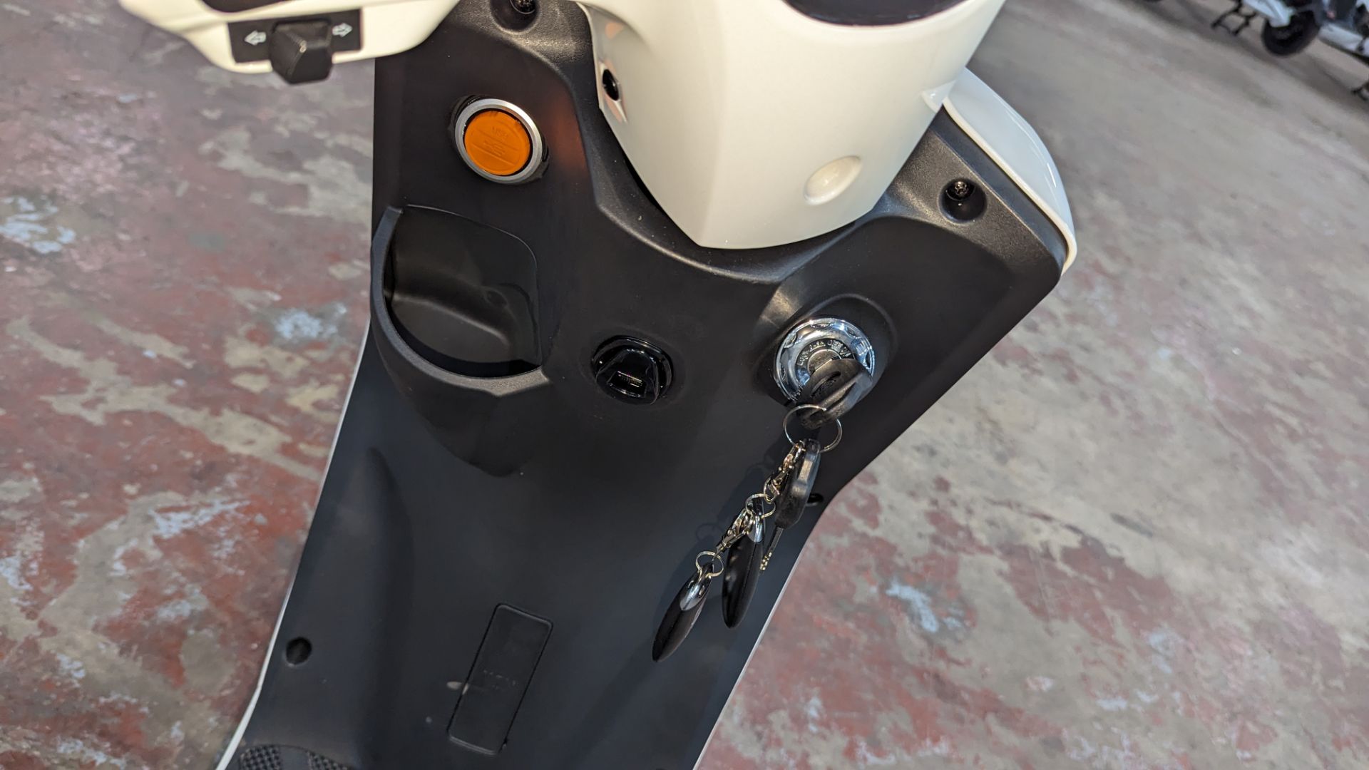 Model 18 Electric Bike: Zero (0) recorded miles, white body with black detailing, lockable storage b - Image 12 of 14