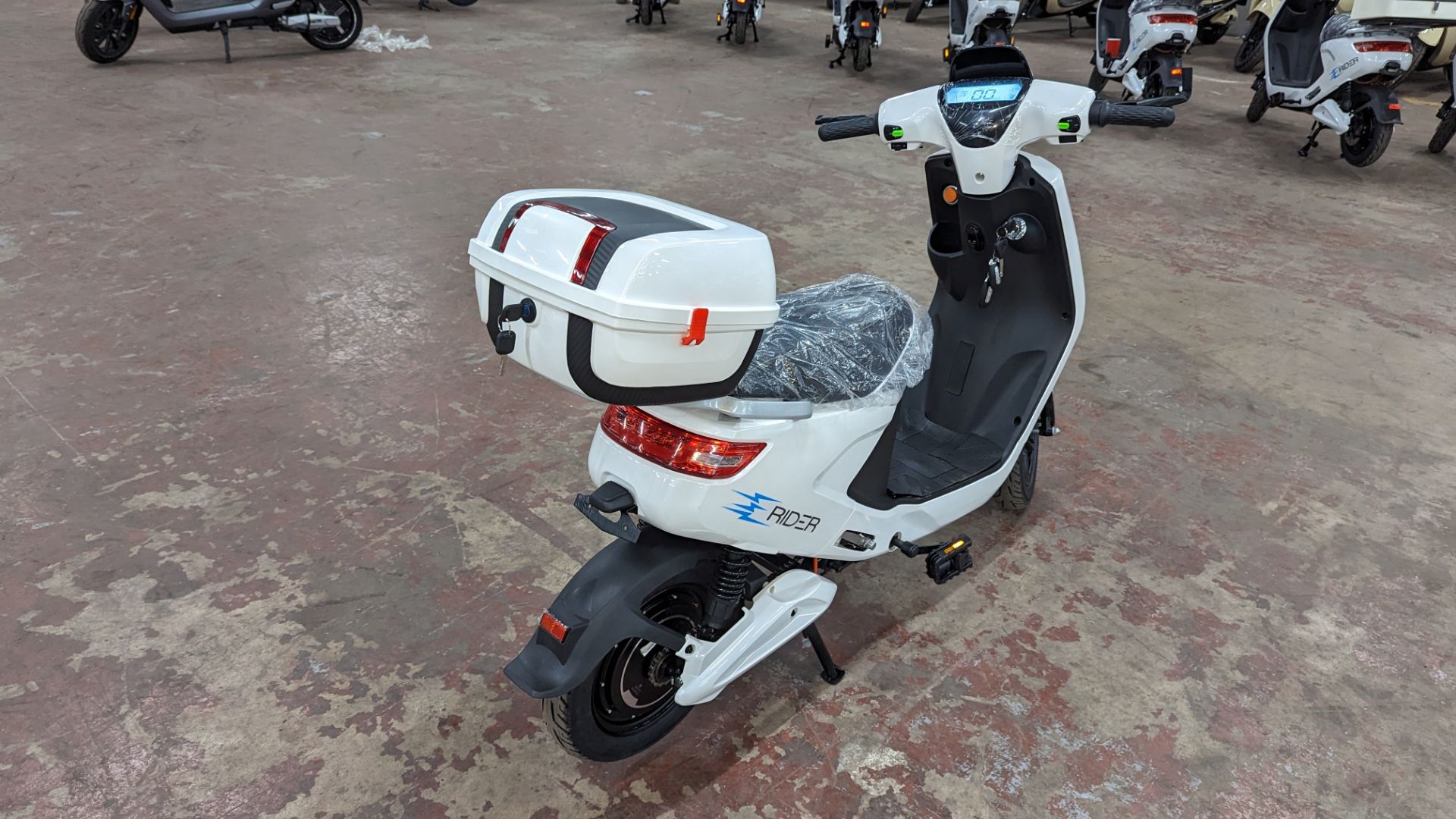 Model 18 Electric Bike: Zero (0) recorded miles, white body with black detailing, lockable storage b - Image 5 of 14