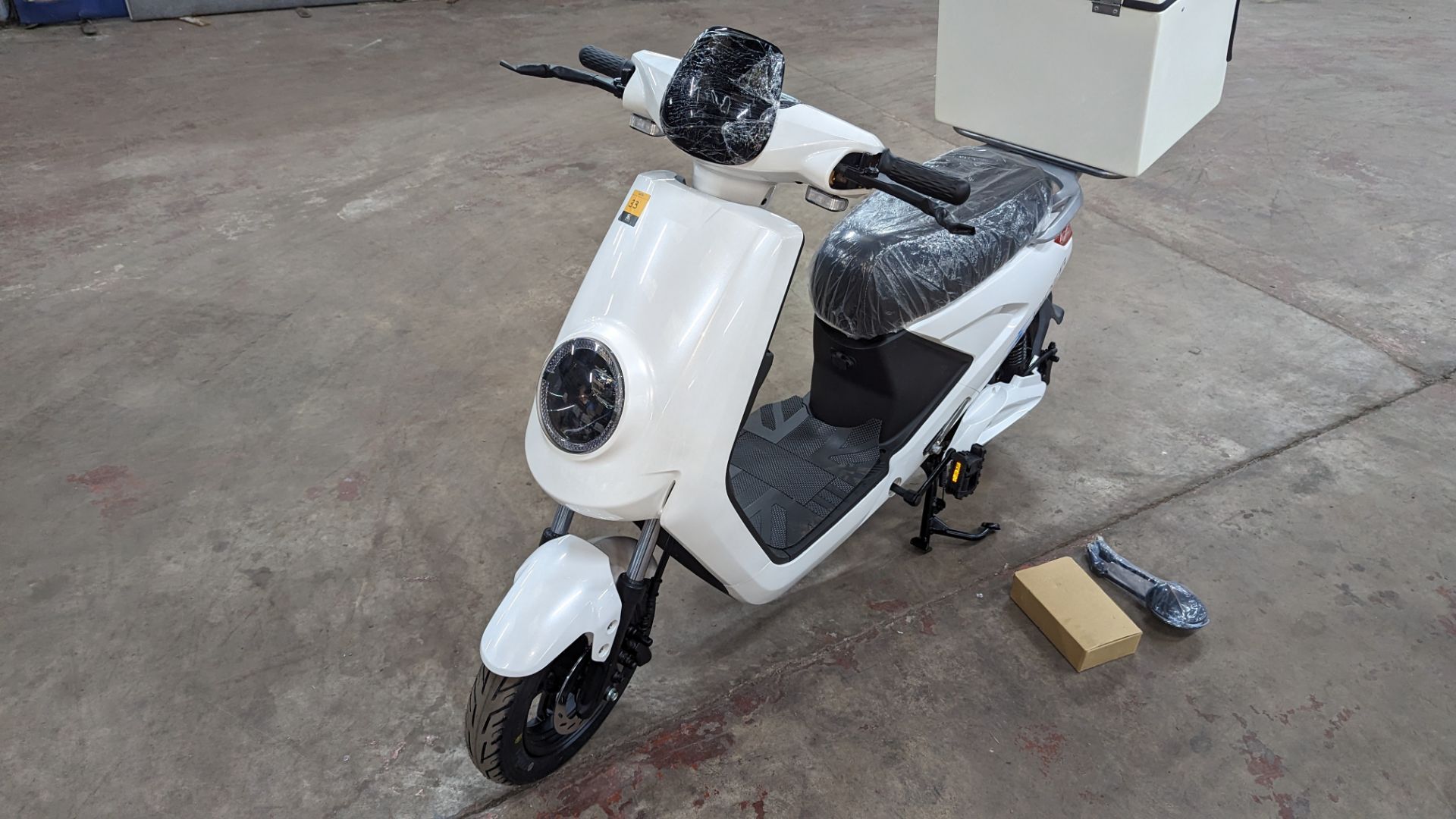 Model 18 Electric Bike: Zero (0) recorded miles, white body with black detailing, insulated box moun - Image 9 of 14