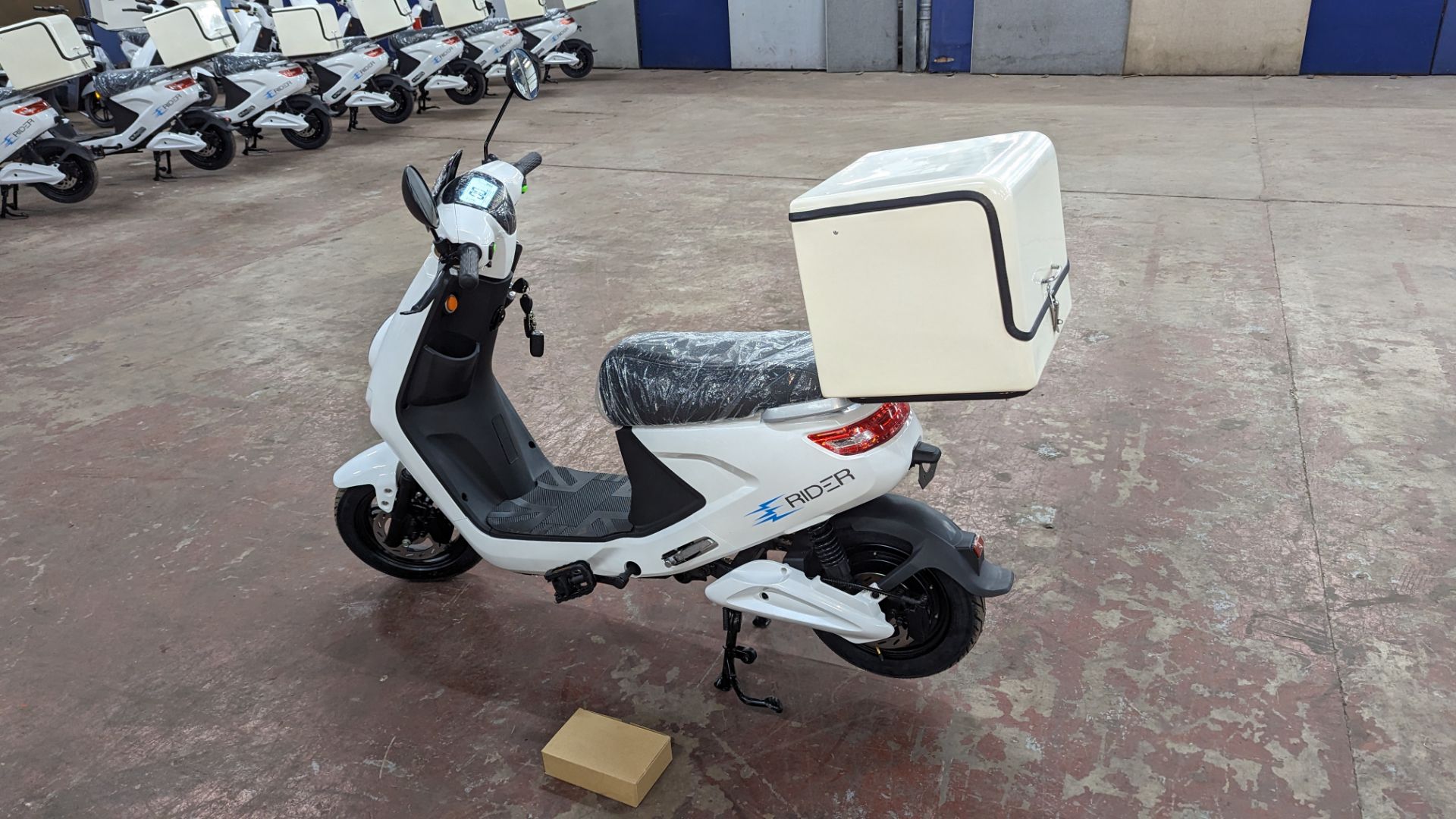 Model 18 Electric Bike: Zero (0) recorded miles, white body with black detailing, insulated box moun - Image 3 of 14