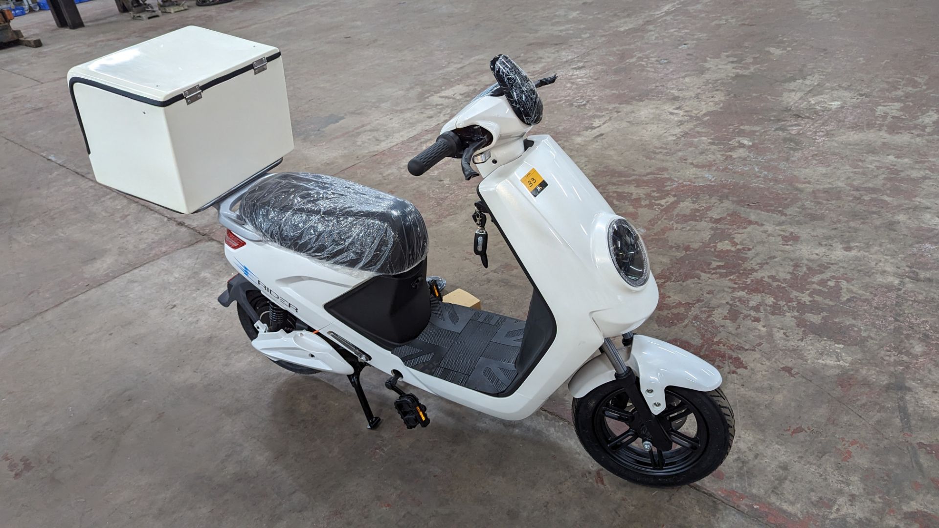 Model 18 Electric Bike: Zero (0) recorded miles, white body with black detailing, insulated box moun - Image 7 of 14