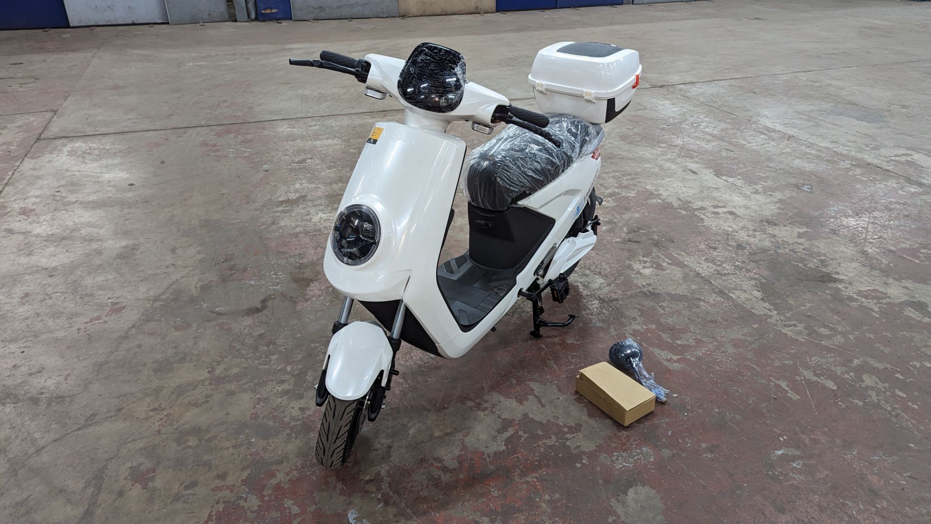 Model 18 Electric Bike: Zero (0) recorded miles, white body with black detailing, lockable storage b - Image 8 of 13