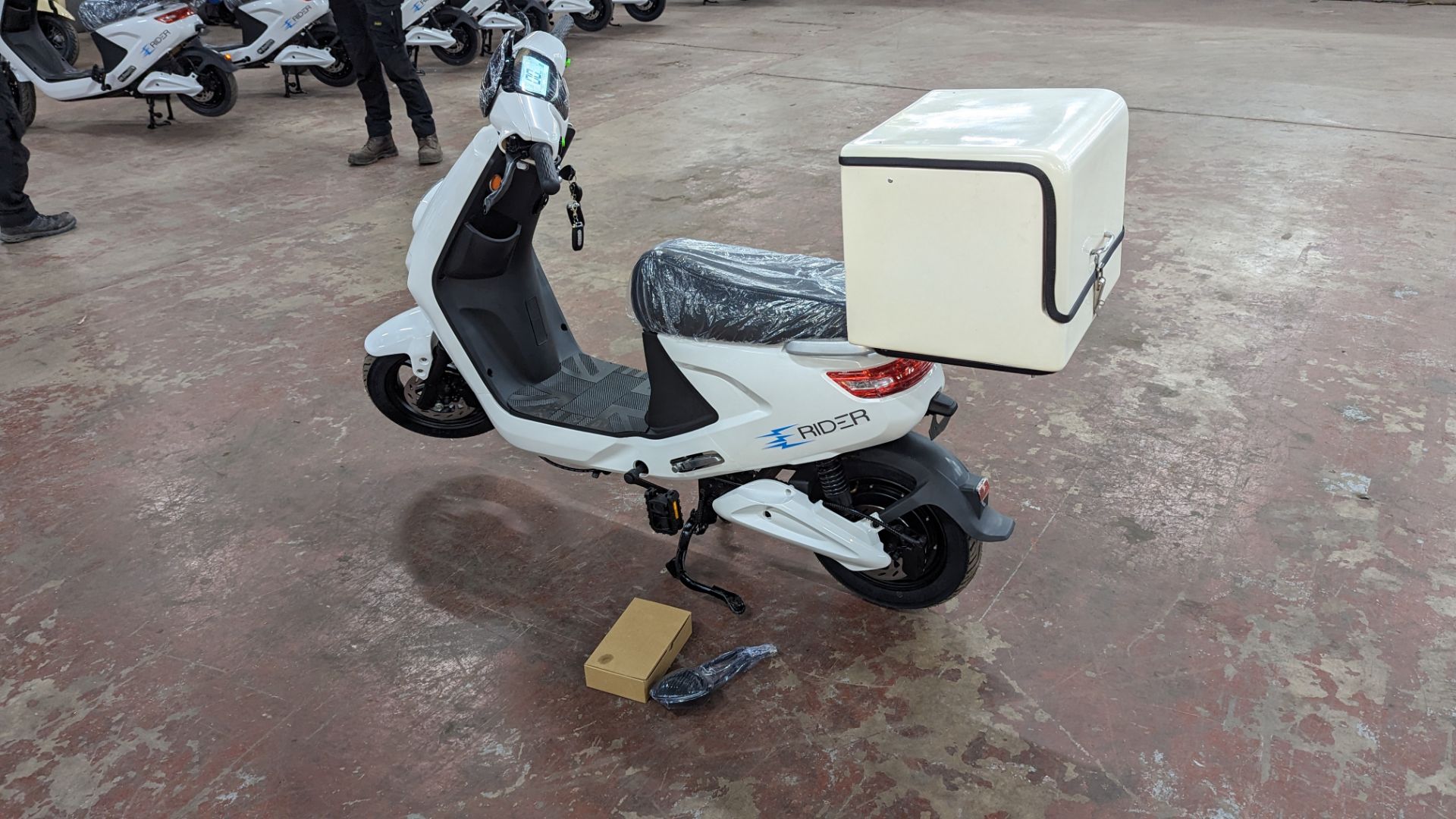 Model 18 Electric Bike: Zero (0) recorded miles, white body with black detailing, insulated box moun - Image 4 of 13