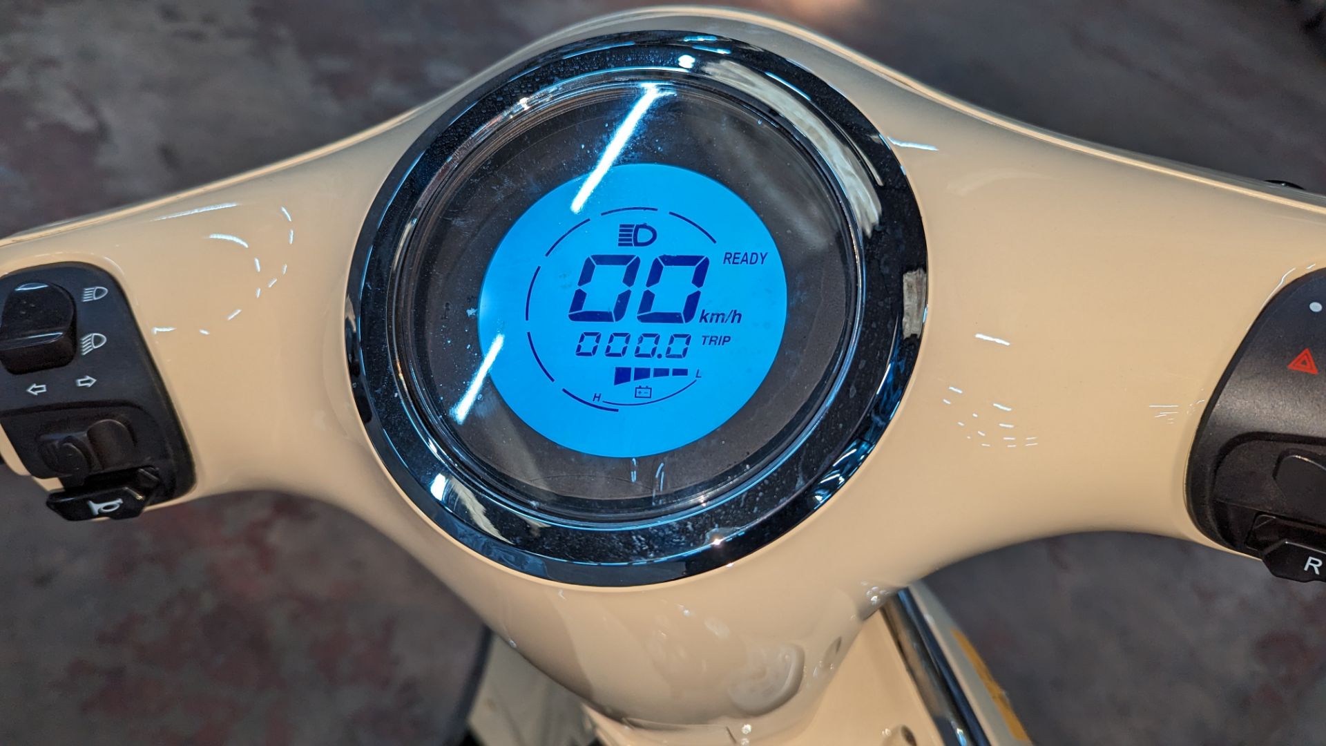 Model 30 Roma Electric Moped: Delivery Miles (no more than 4 recorded km on the odometer), cream/bei - Image 9 of 14